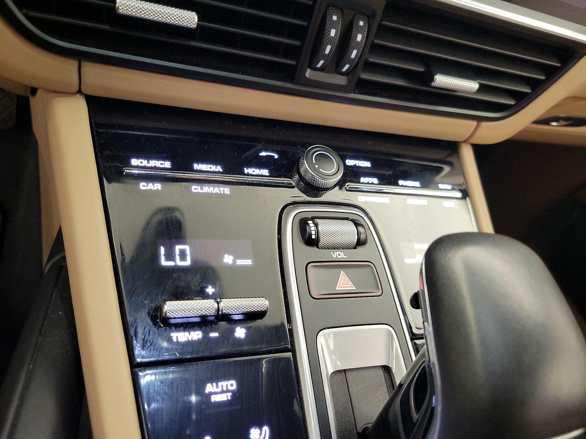 Thumbnail: 2022 Porsche Cayenne - 16