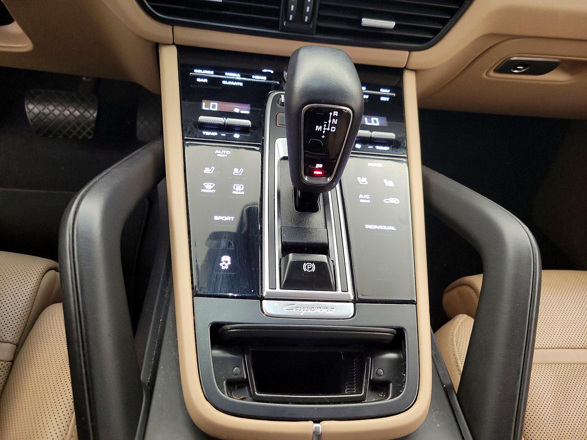 Thumbnail: 2022 Porsche Cayenne - 17