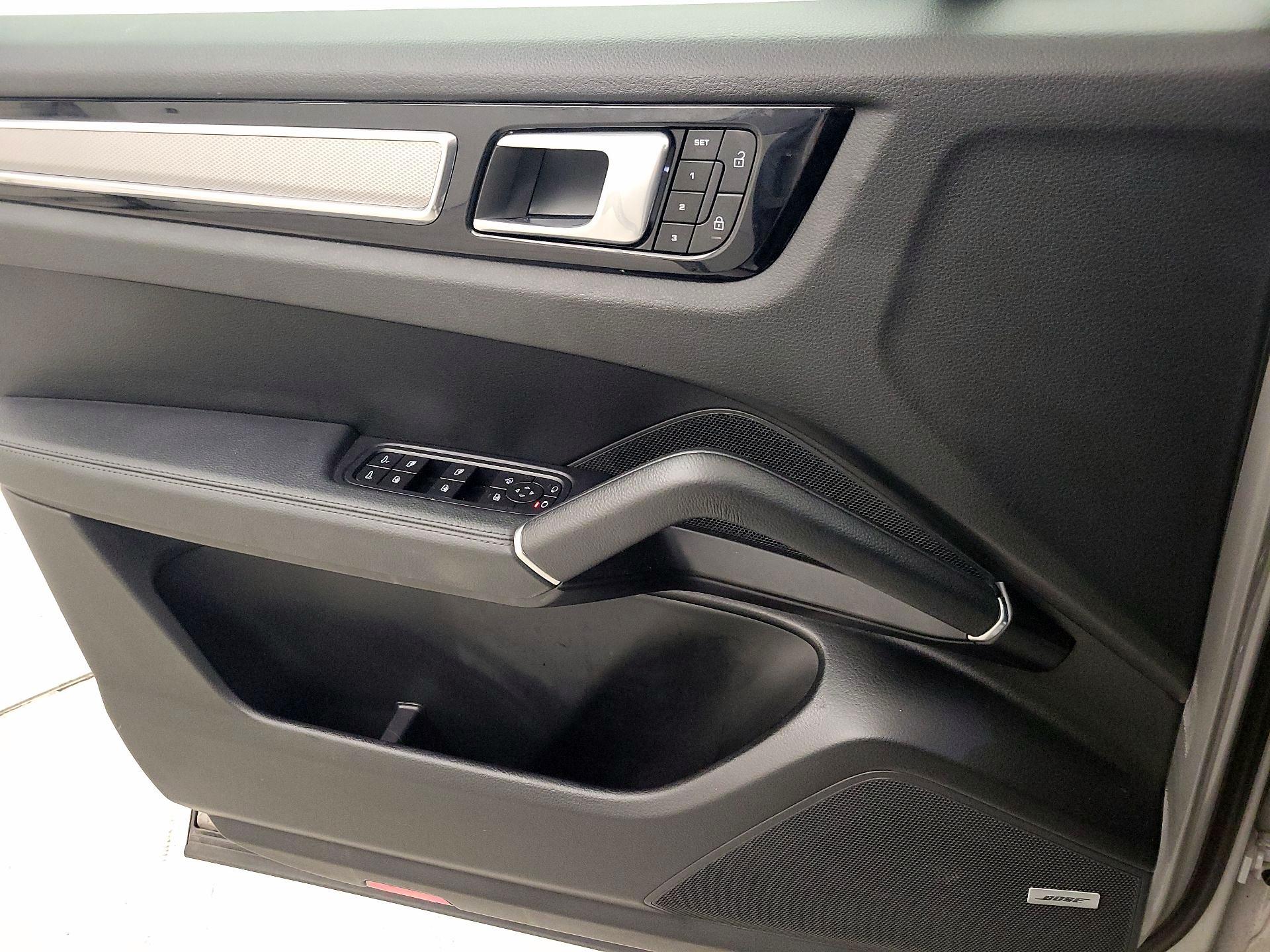 Thumbnail: 2022 Porsche Cayenne - 12