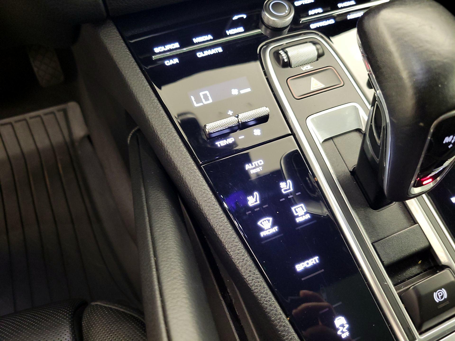 Thumbnail: 2022 Porsche Cayenne - 17