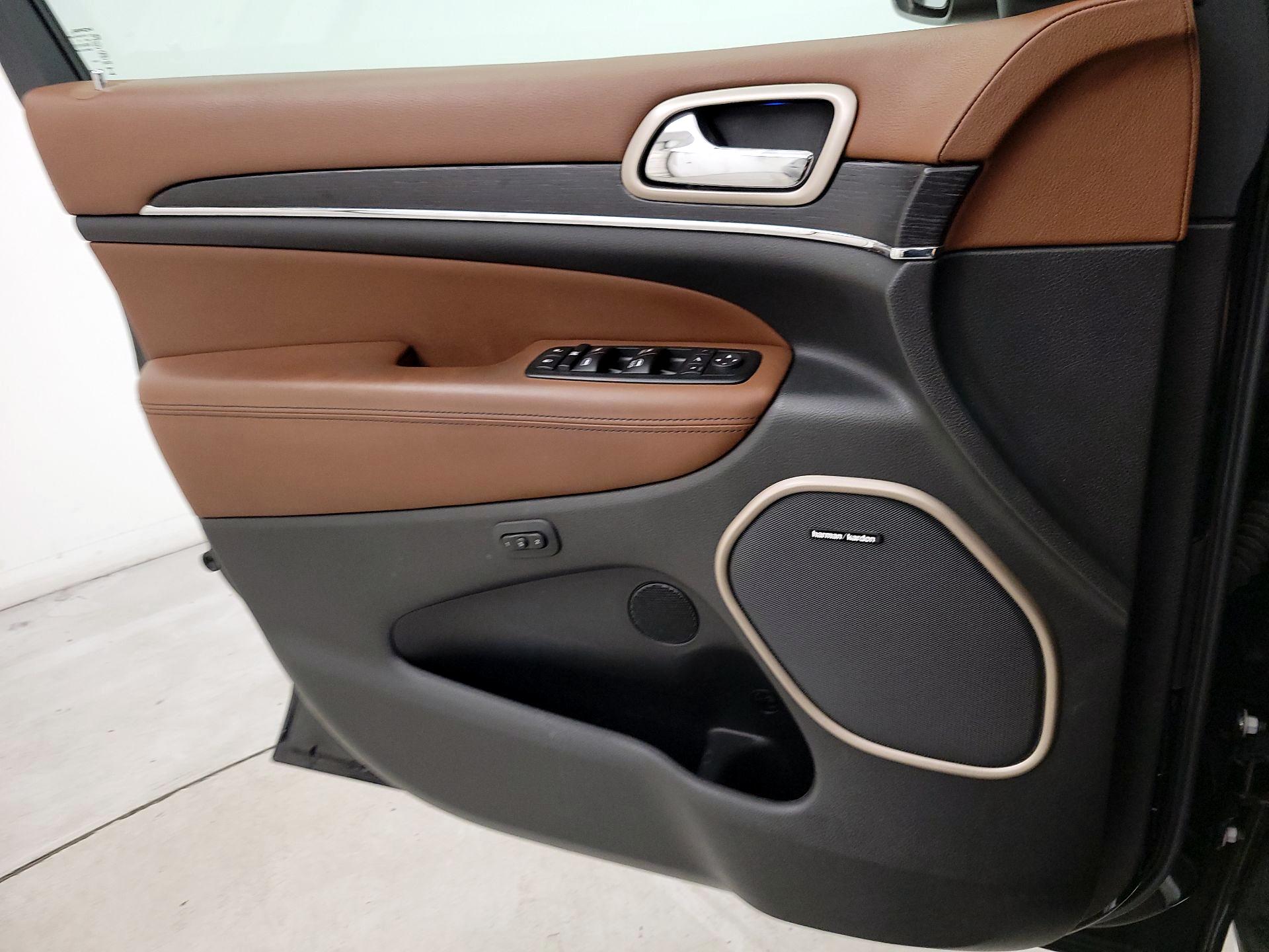 Thumbnail: 2017 Jeep Grand Cherokee - 12