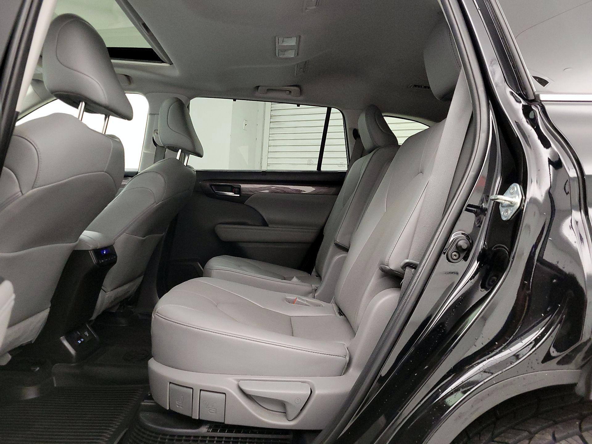 Thumbnail: 2023 Toyota Highlander - 20