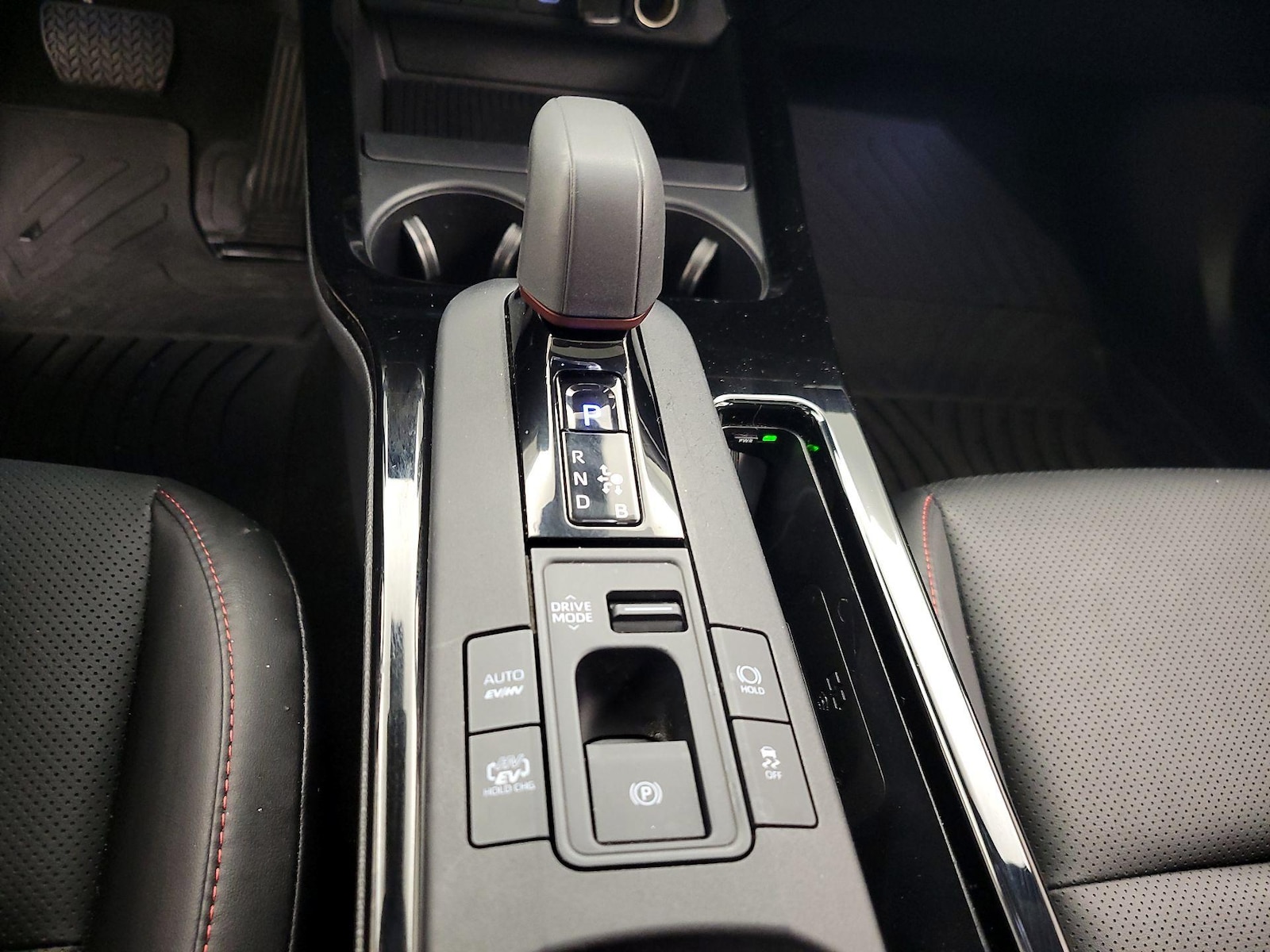 2025 Toyota Prius XSE - Photo 18