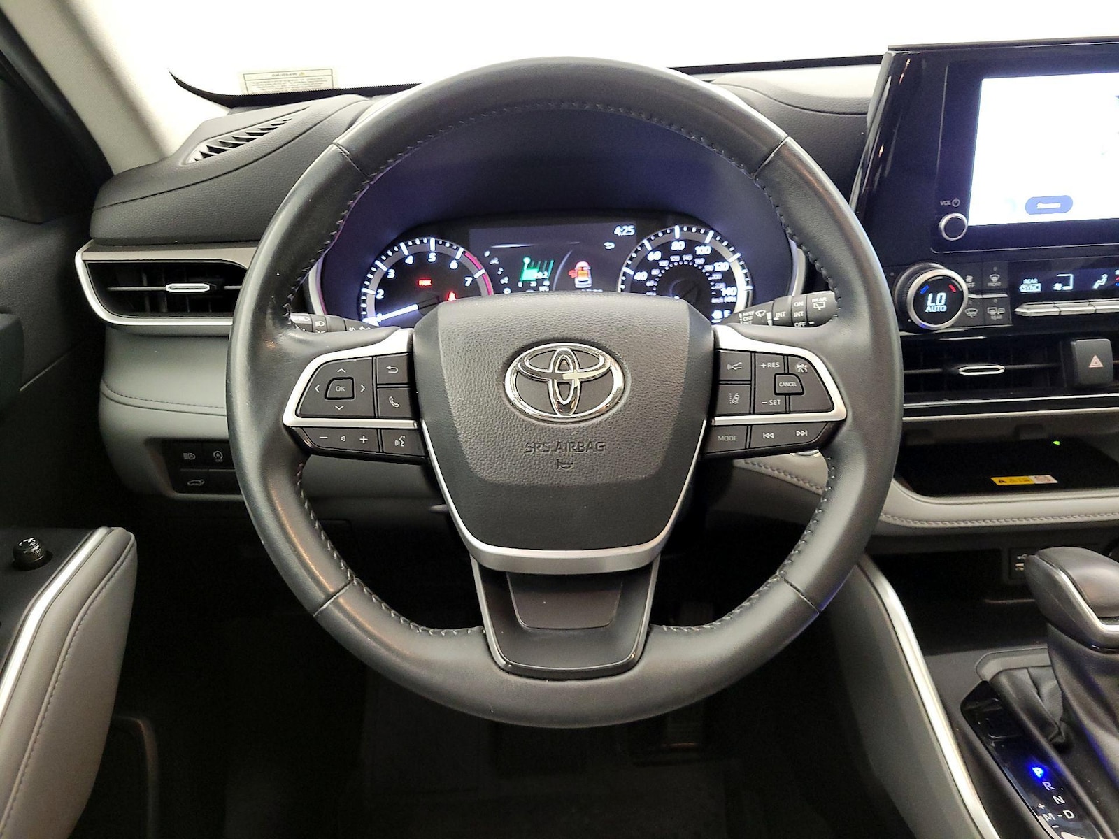2023 Toyota Highlander L - Photo 11