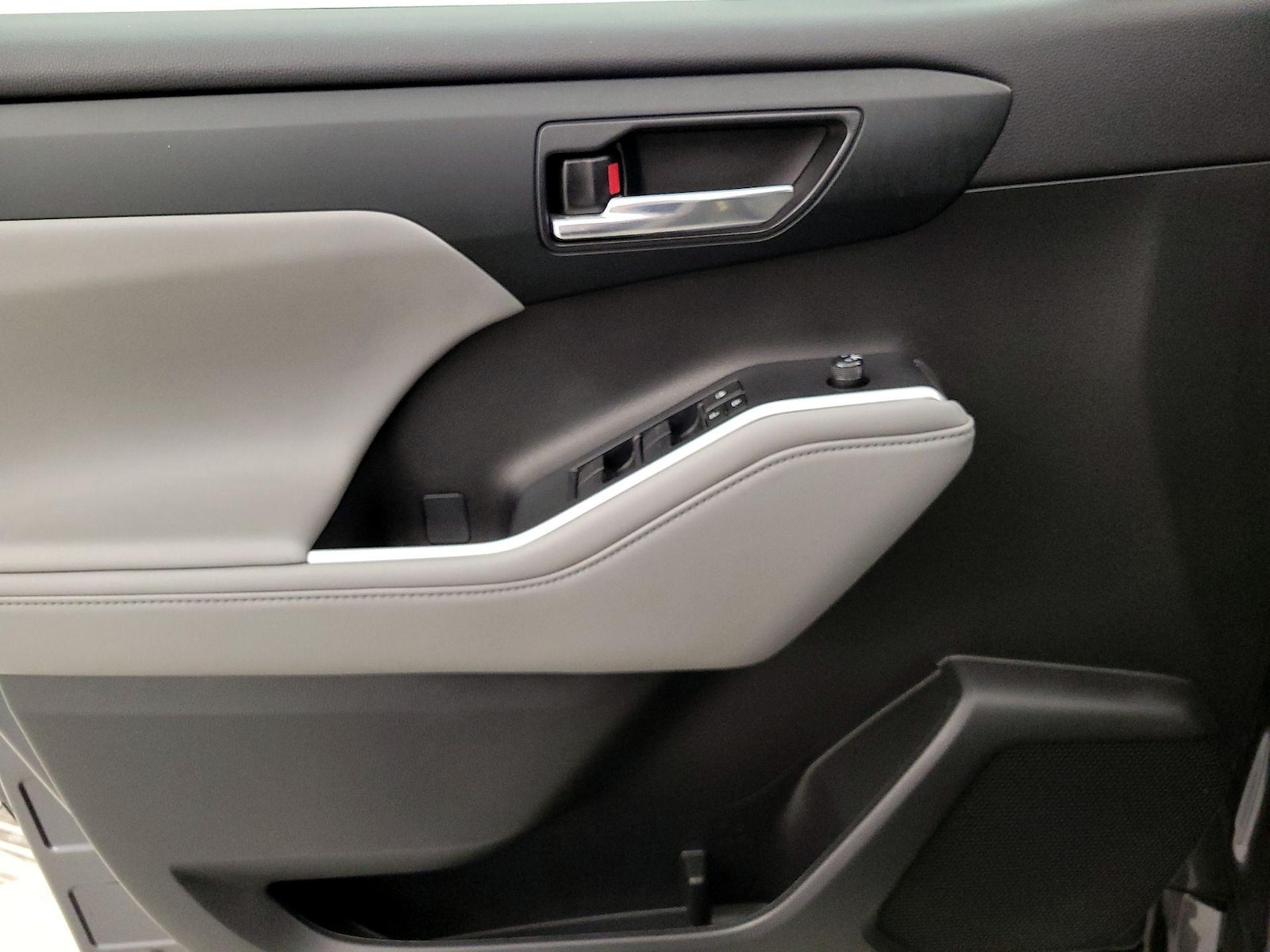 2023 Toyota Highlander L - Photo 13