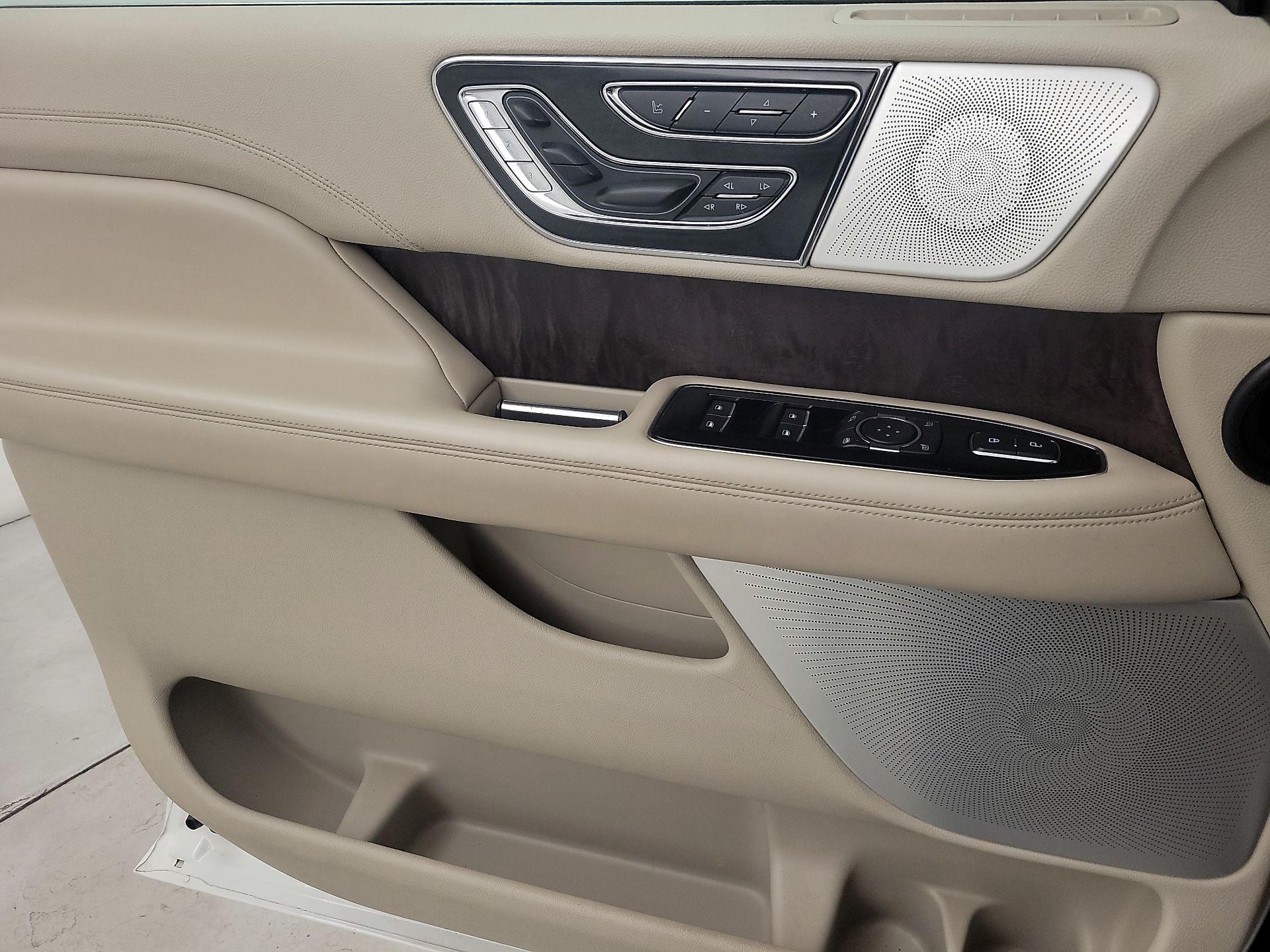 Thumbnail: 2020 Lincoln Navigator L - 10