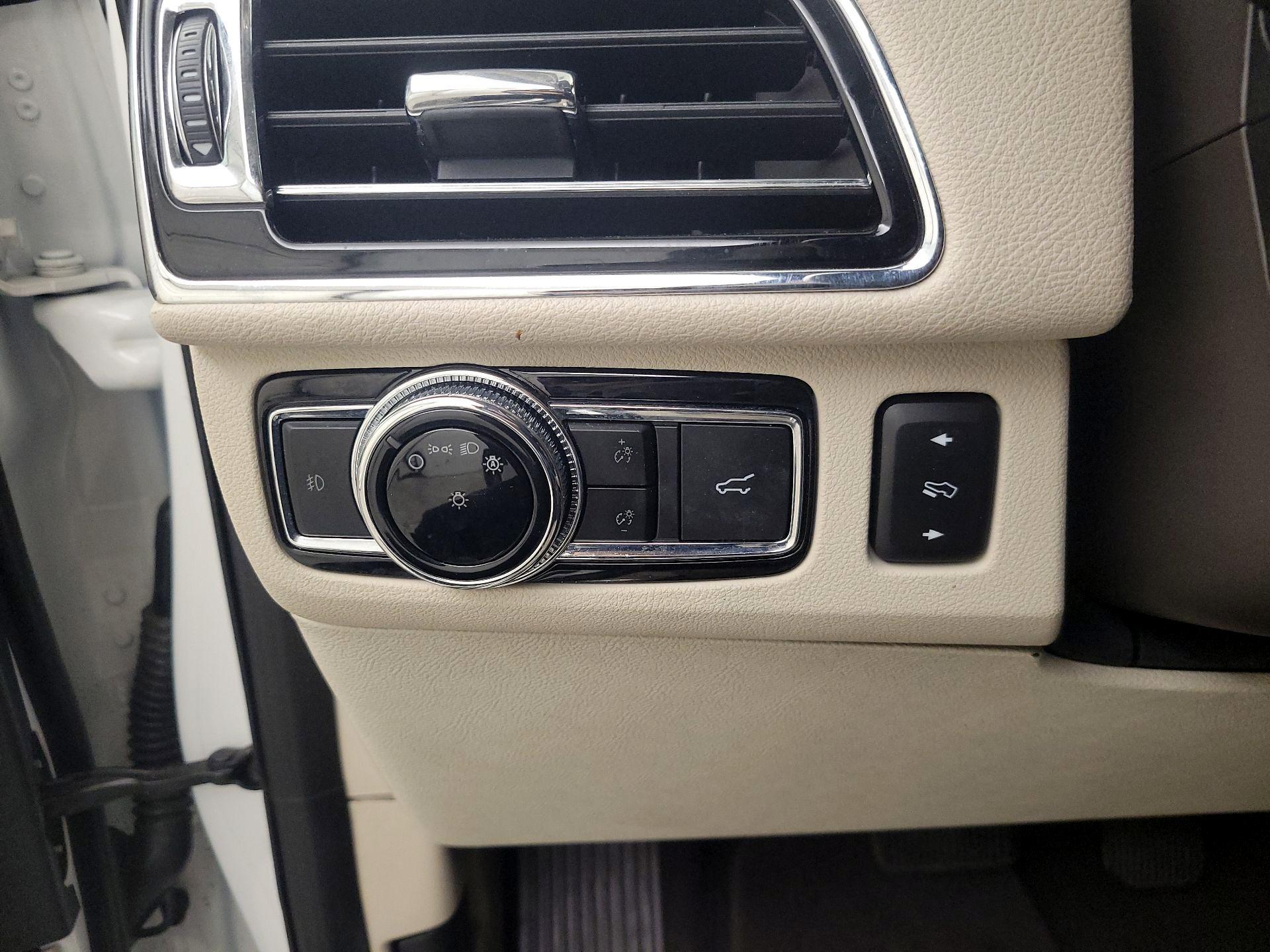 Thumbnail: 2020 Lincoln Navigator L - 11