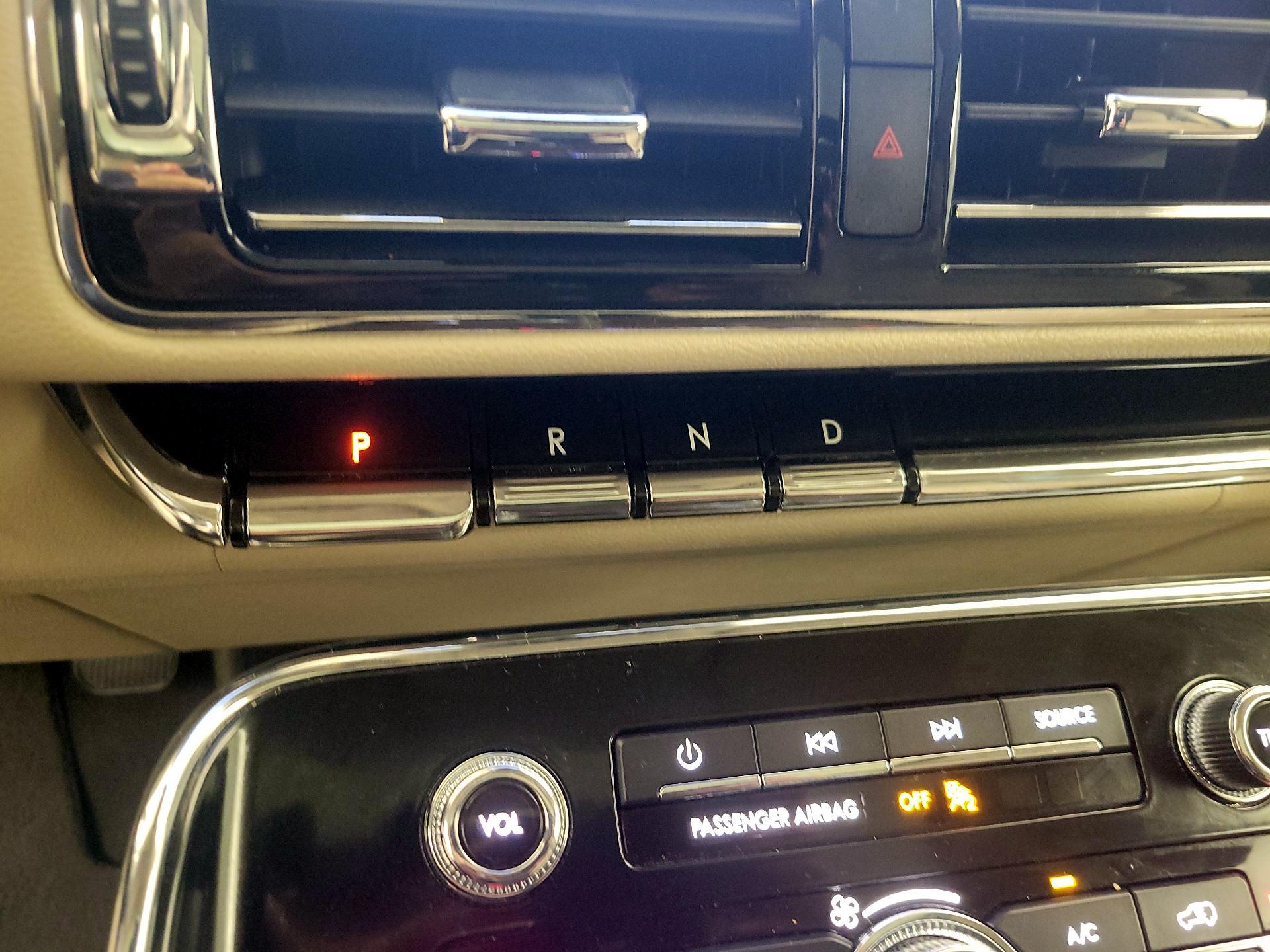 Thumbnail: 2020 Lincoln Navigator L - 16