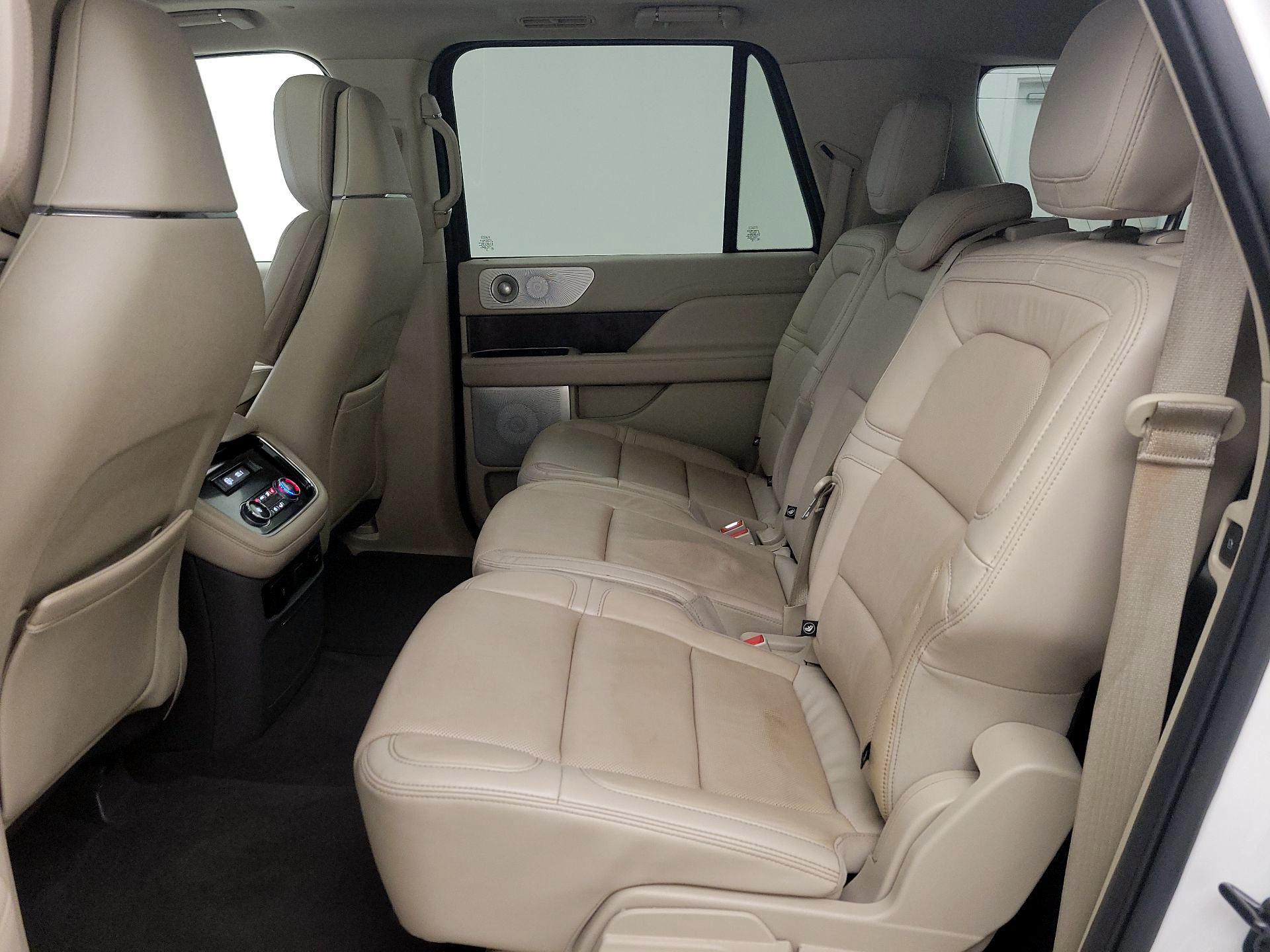 Thumbnail: 2020 Lincoln Navigator L - 19