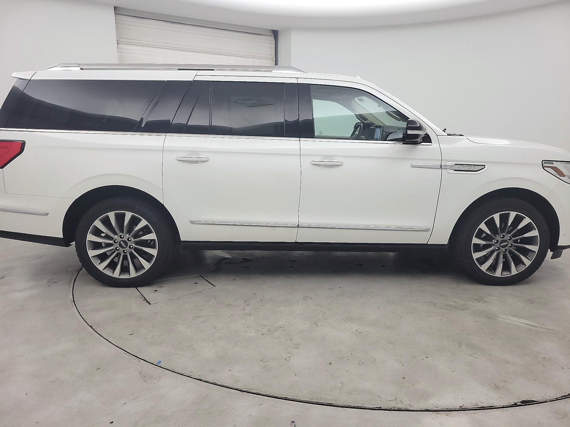 Thumbnail: 2020 Lincoln Navigator L - 4