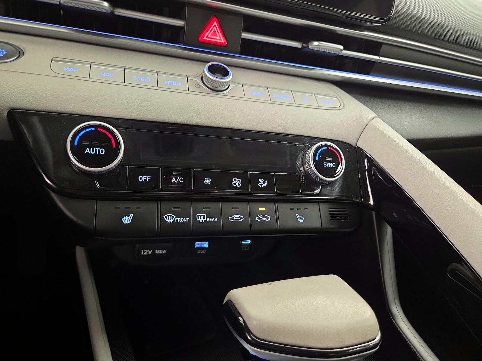 2024 Hyundai Elantra Limited - Photo 18