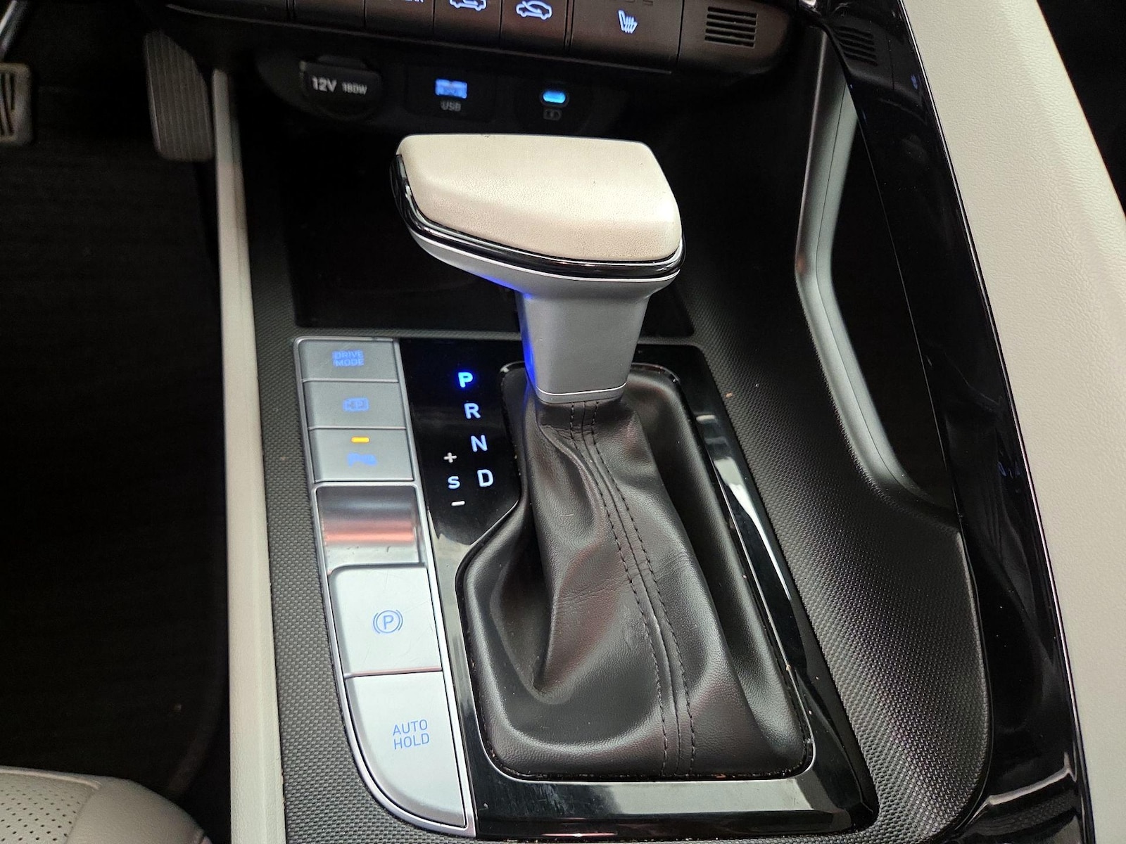 2024 Hyundai Elantra Limited - Photo 19