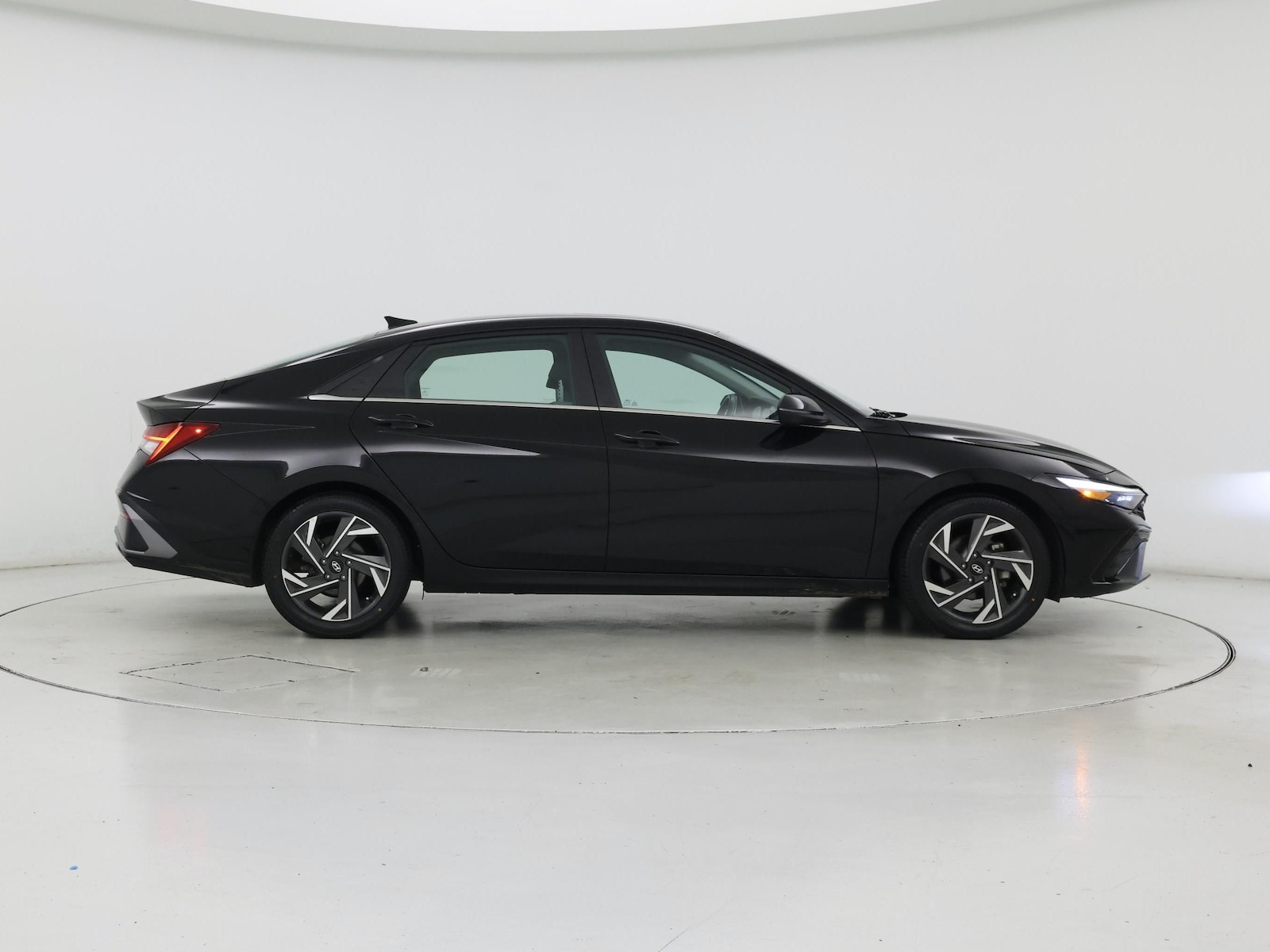 2024 Hyundai Elantra Limited - Photo 8
