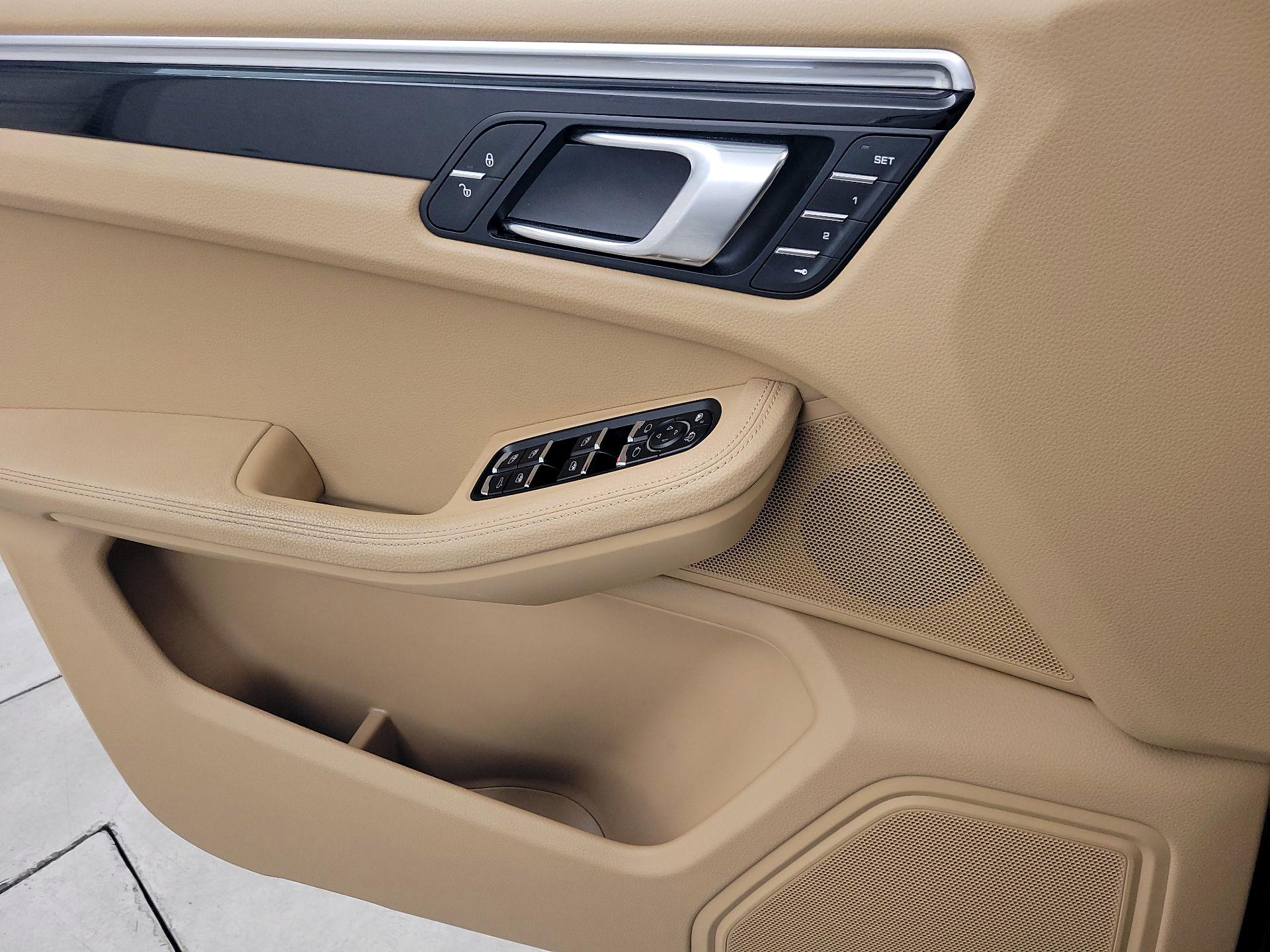 Thumbnail: 2015 Porsche Macan - 12