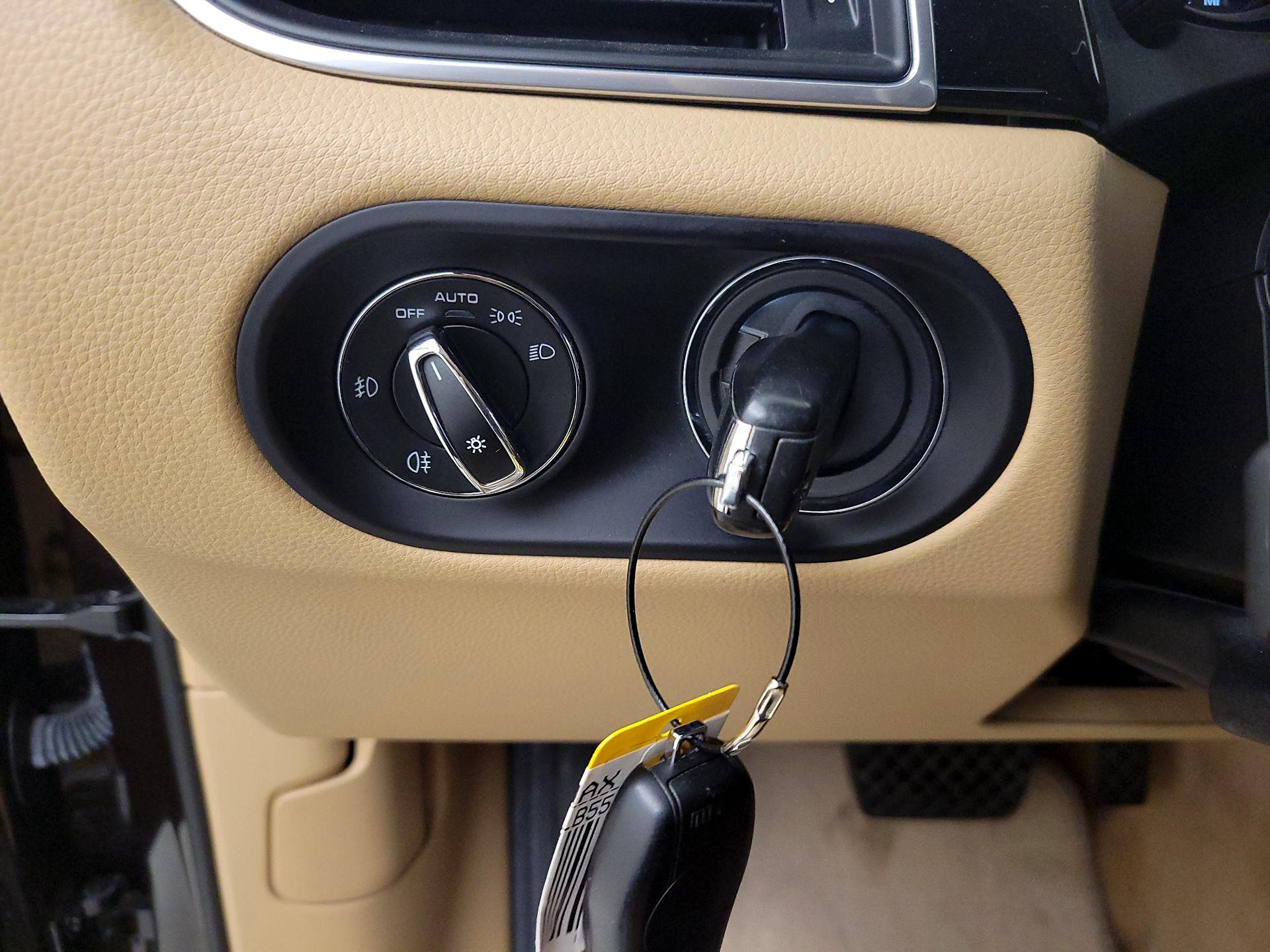 Thumbnail: 2015 Porsche Macan - 13