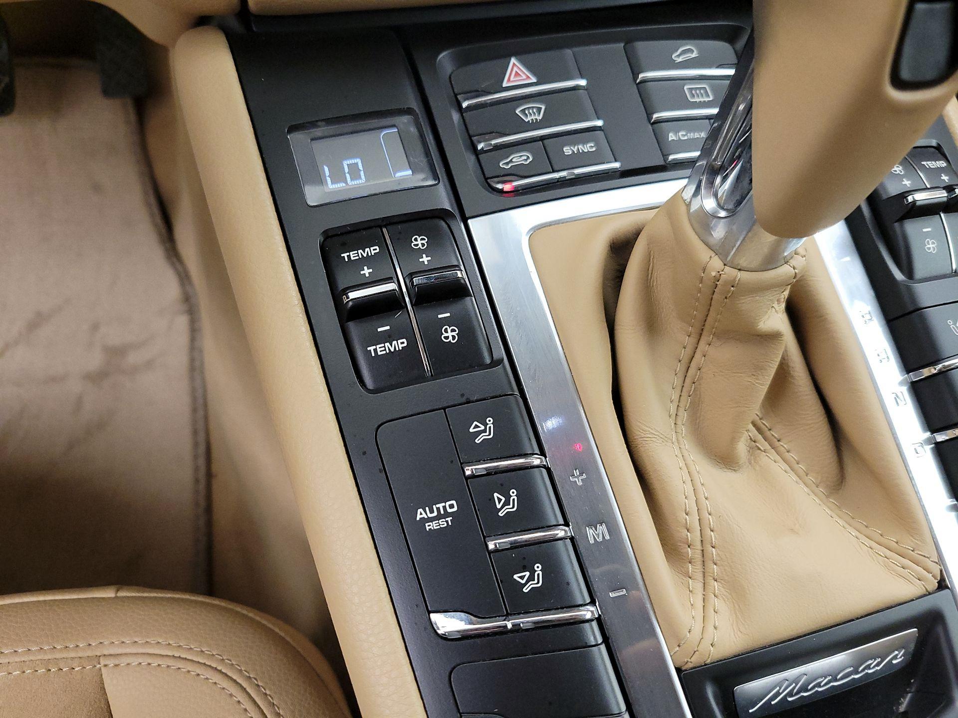 Thumbnail: 2015 Porsche Macan - 17