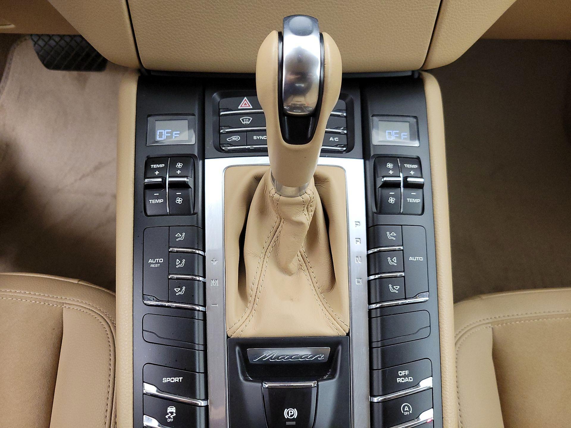 Thumbnail: 2015 Porsche Macan - 18