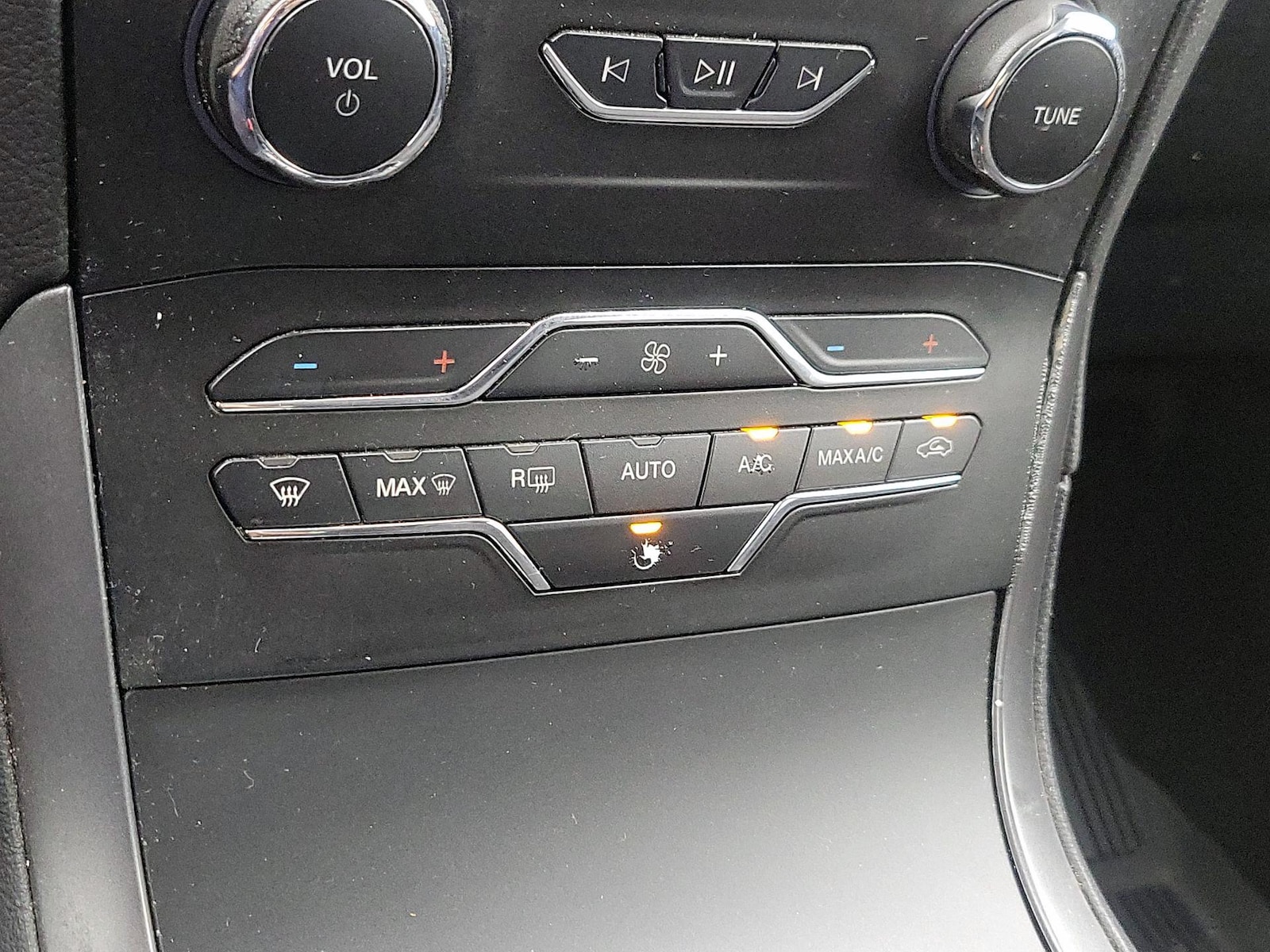 2020 Ford Edge SE - Photo 17