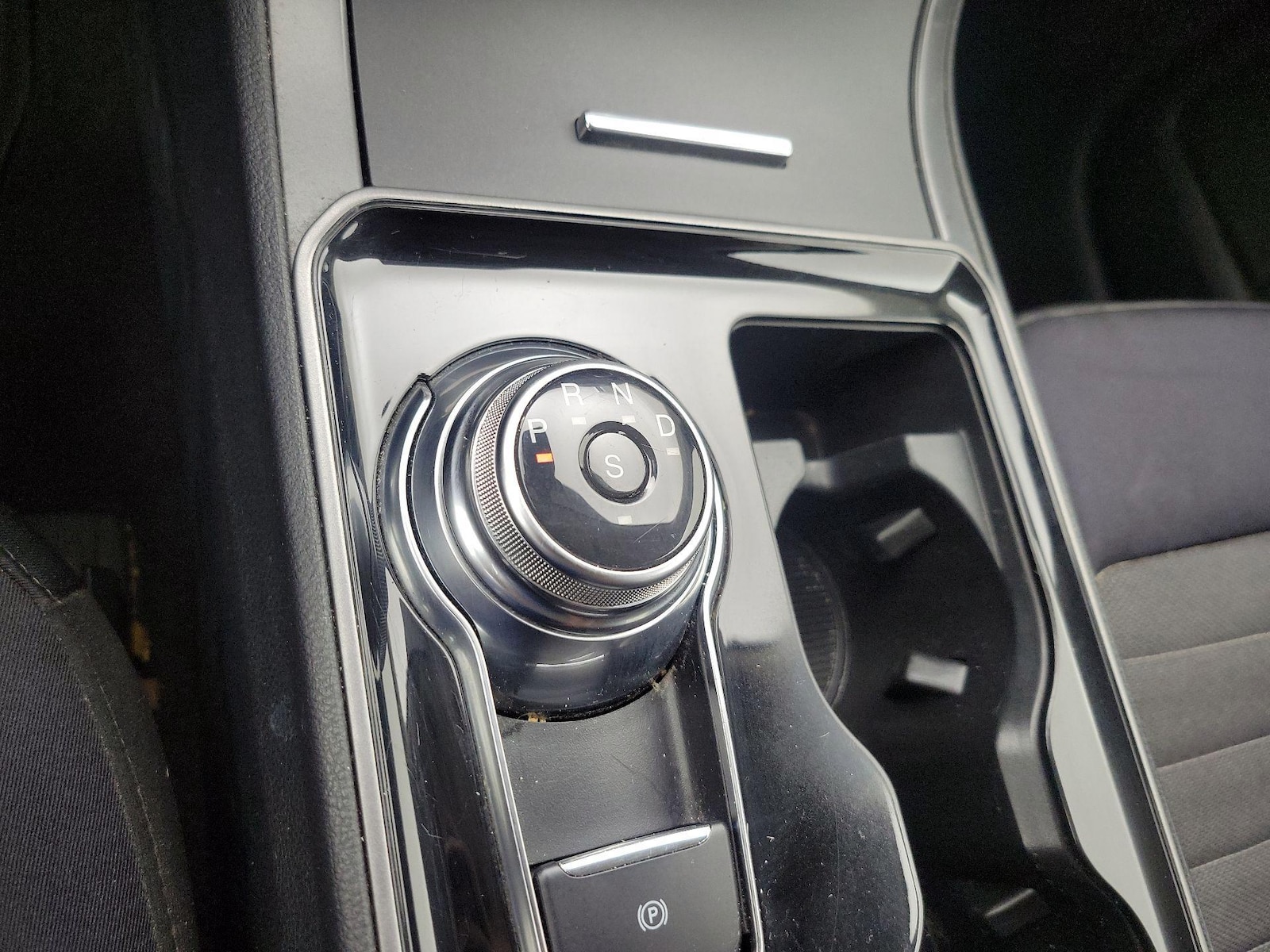 2020 Ford Edge SE - Photo 18