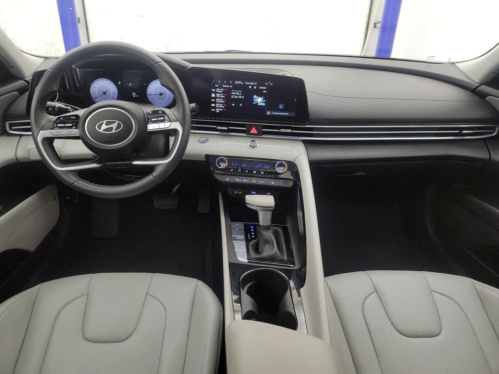 2025 Hyundai Elantra Limited - Photo 10