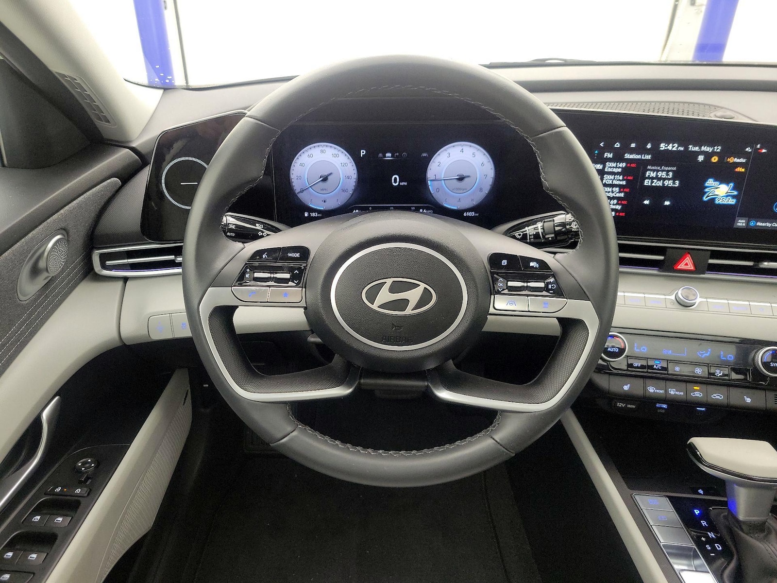 2025 Hyundai Elantra Limited - Photo 11