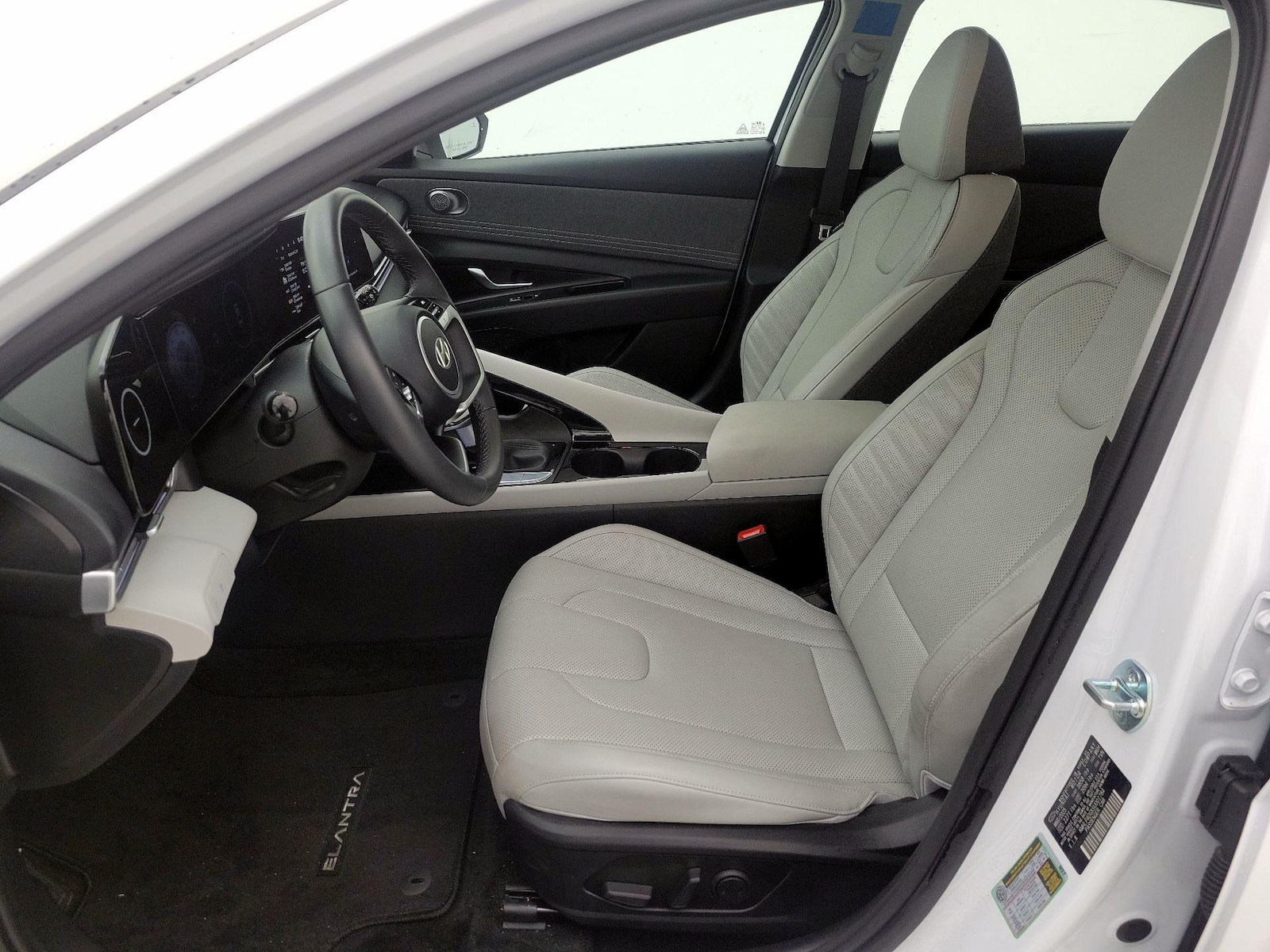 2025 Hyundai Elantra Limited - Photo 12