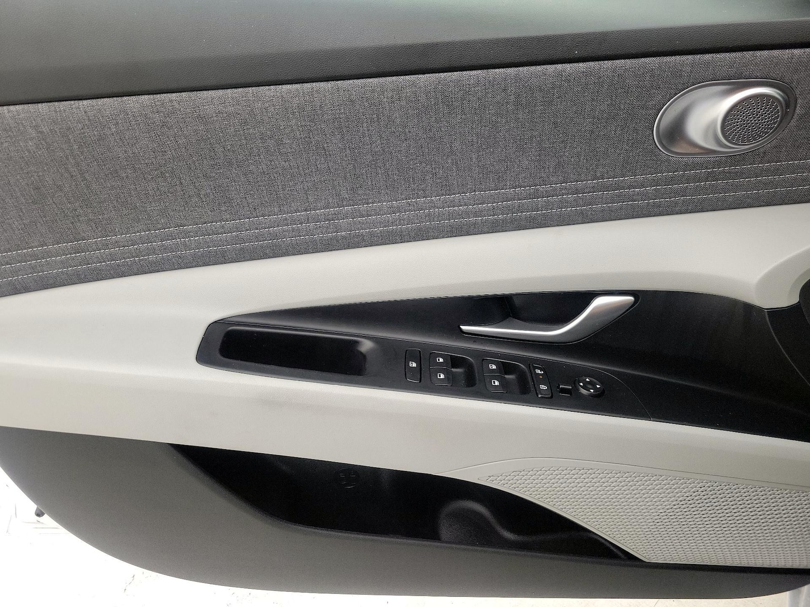 2025 Hyundai Elantra Limited - Photo 13