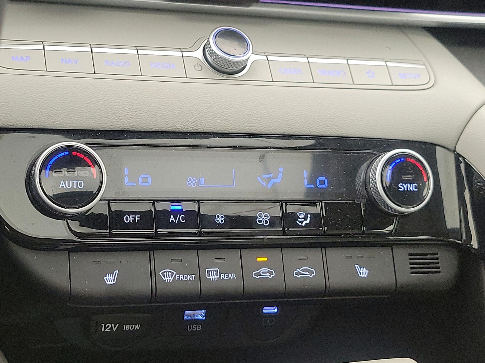 2025 Hyundai Elantra Limited - Photo 18