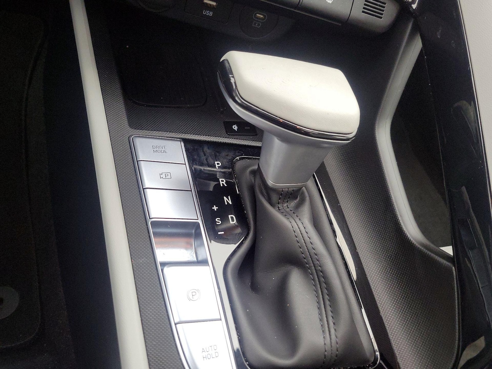 2025 Hyundai Elantra Limited - Photo 19