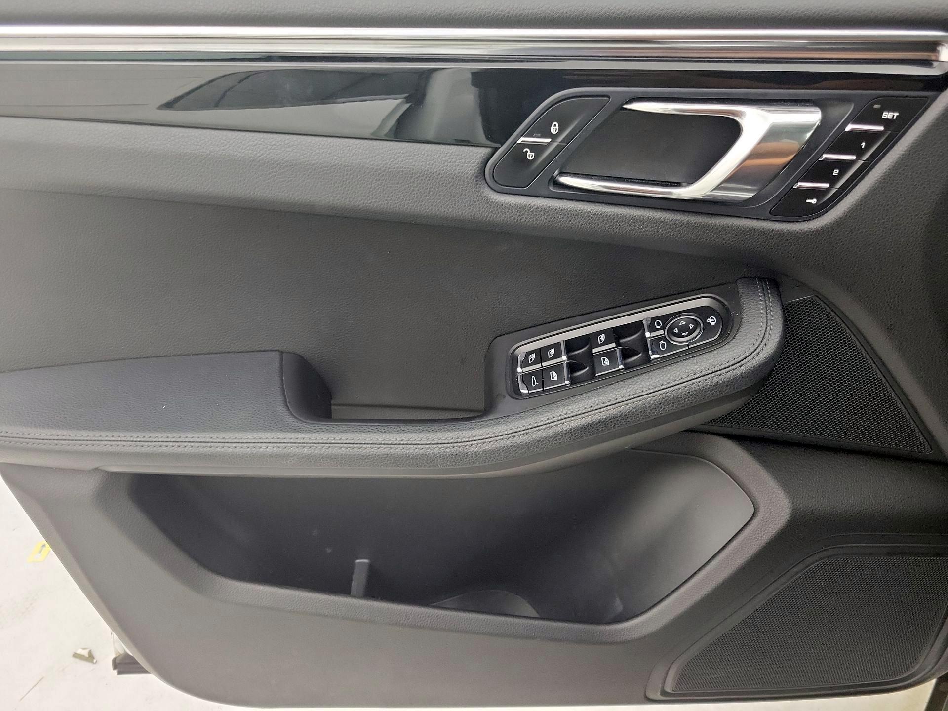 Thumbnail: 2015 Porsche Macan - 12