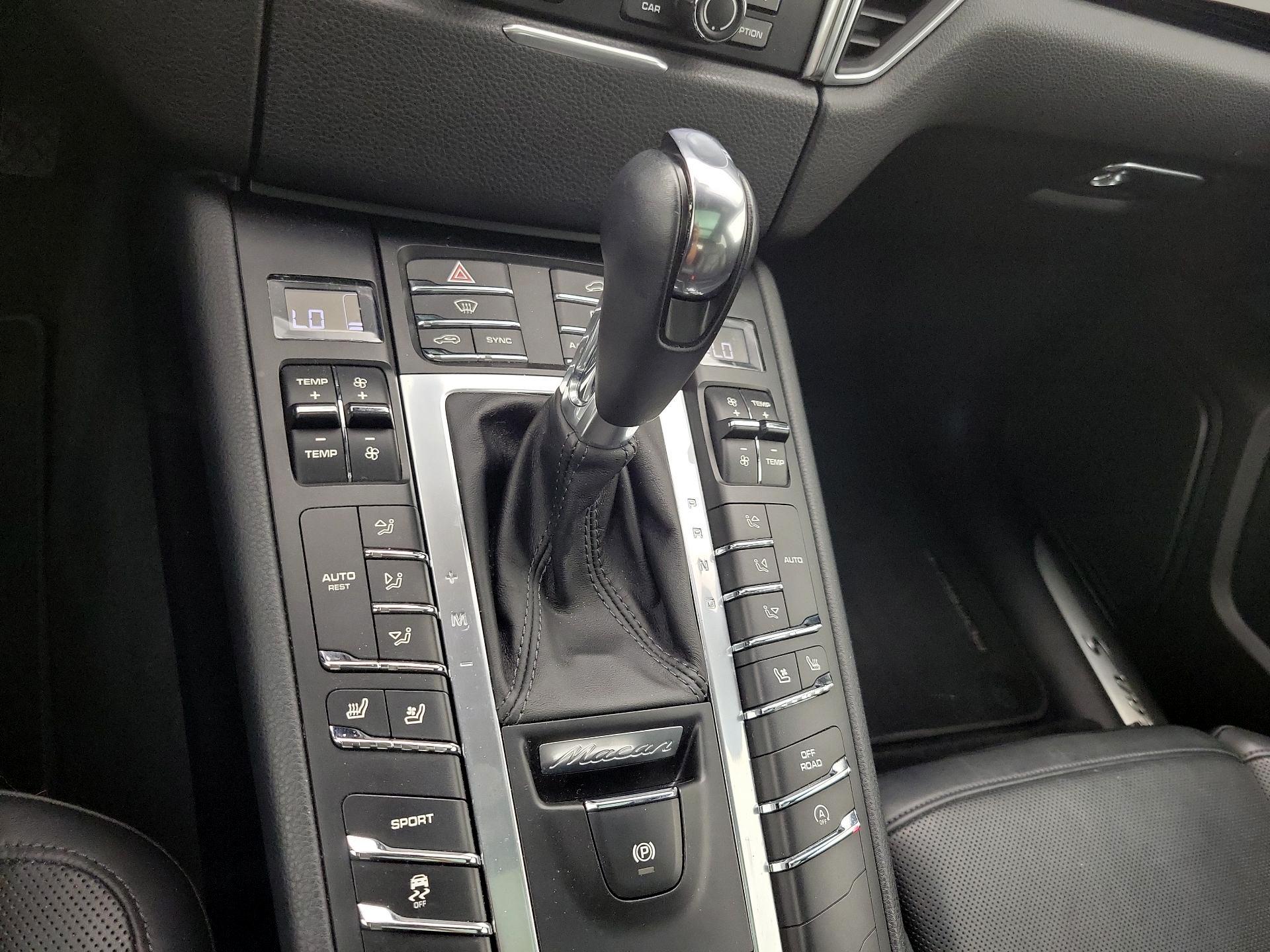 Thumbnail: 2015 Porsche Macan - 18