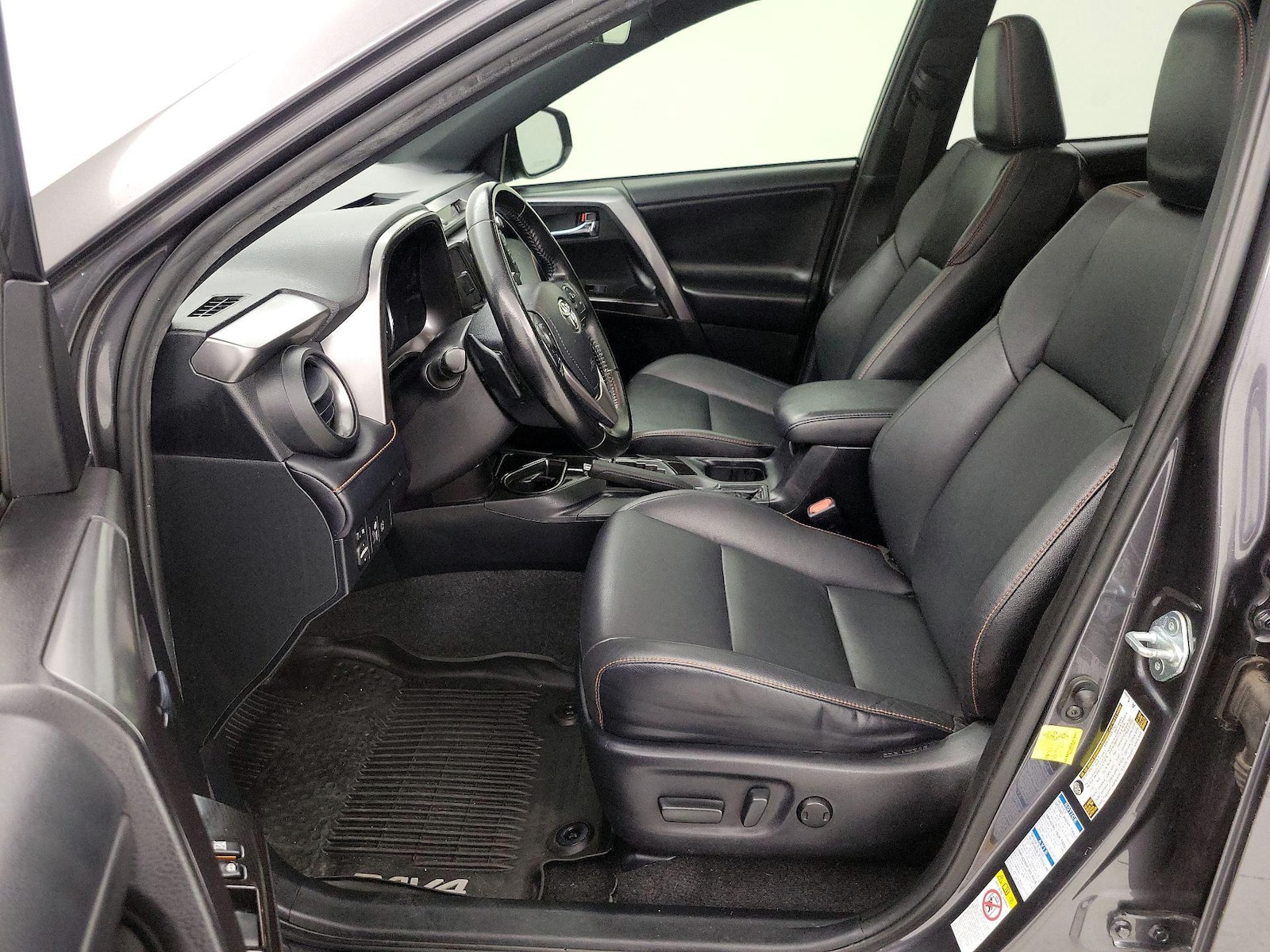 2018 Toyota RAV4 SE - Photo 12
