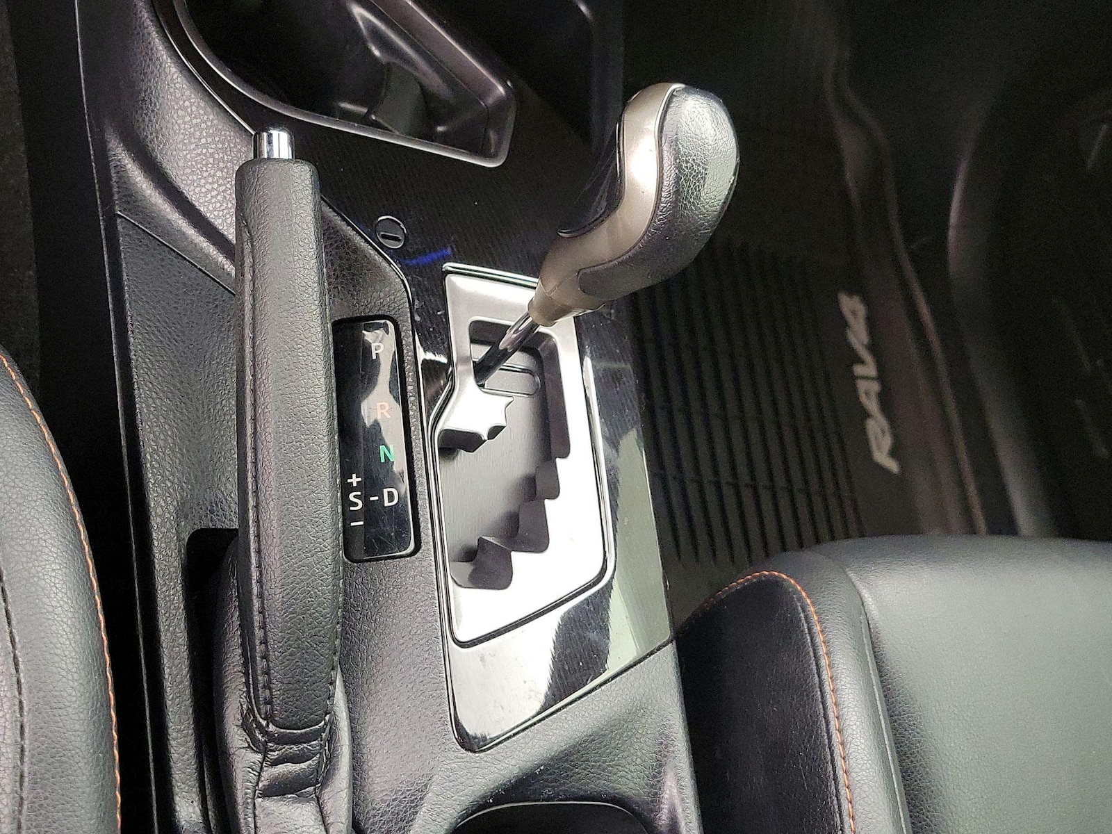 2018 Toyota RAV4 SE - Photo 19