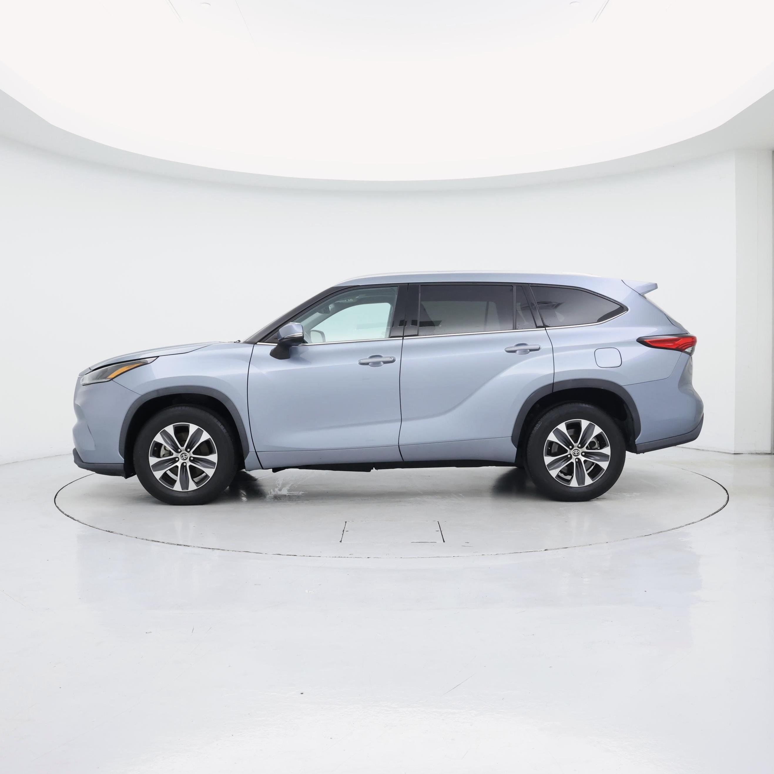 Thumbnail: 2021 Toyota Highlander - 3