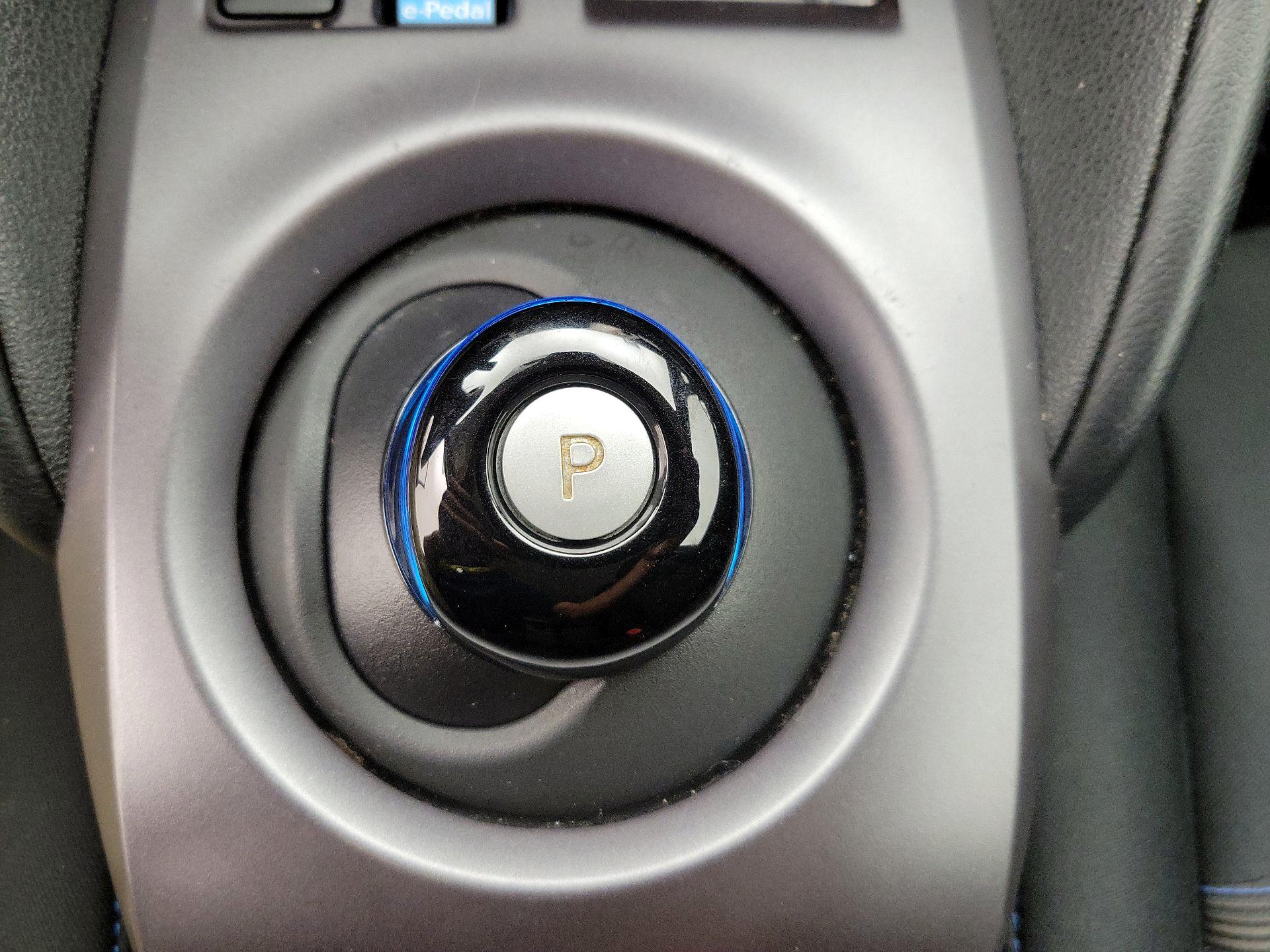 Thumbnail: 2022 Nissan Leaf - 17