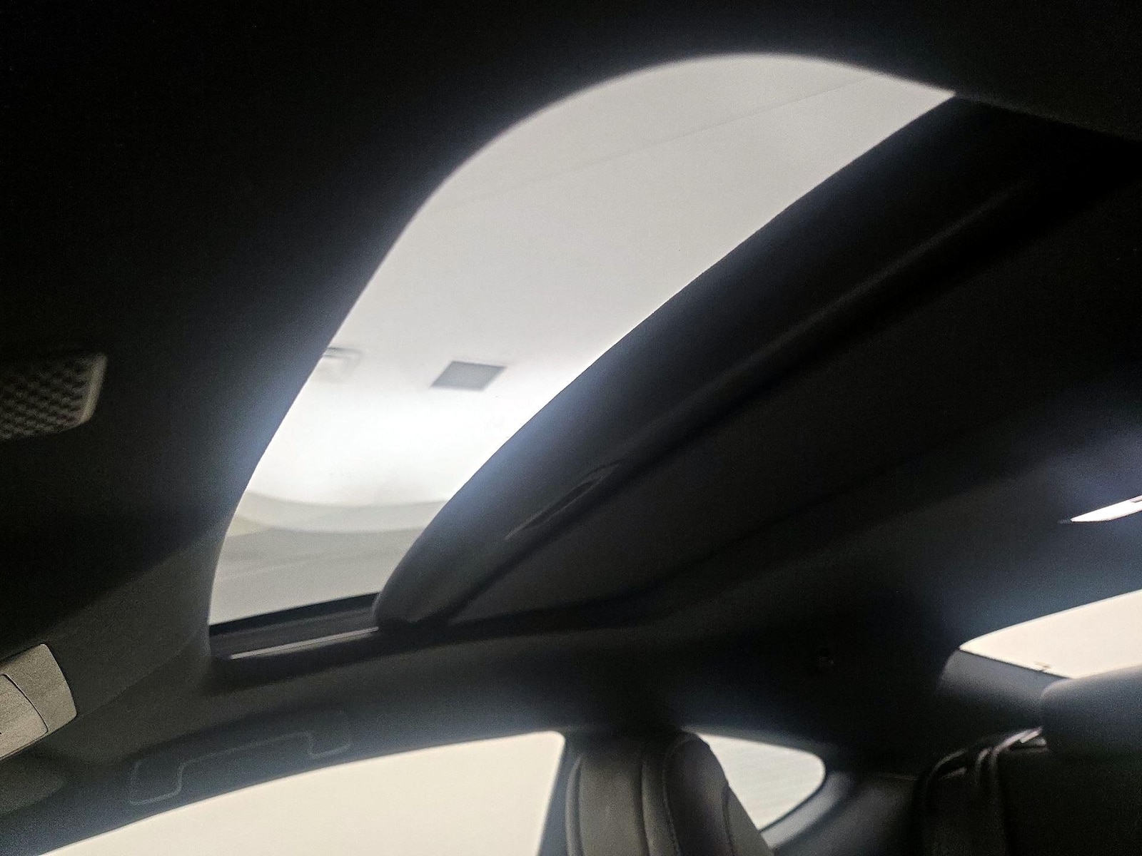 Sunroof(s) & Overhead Airbags