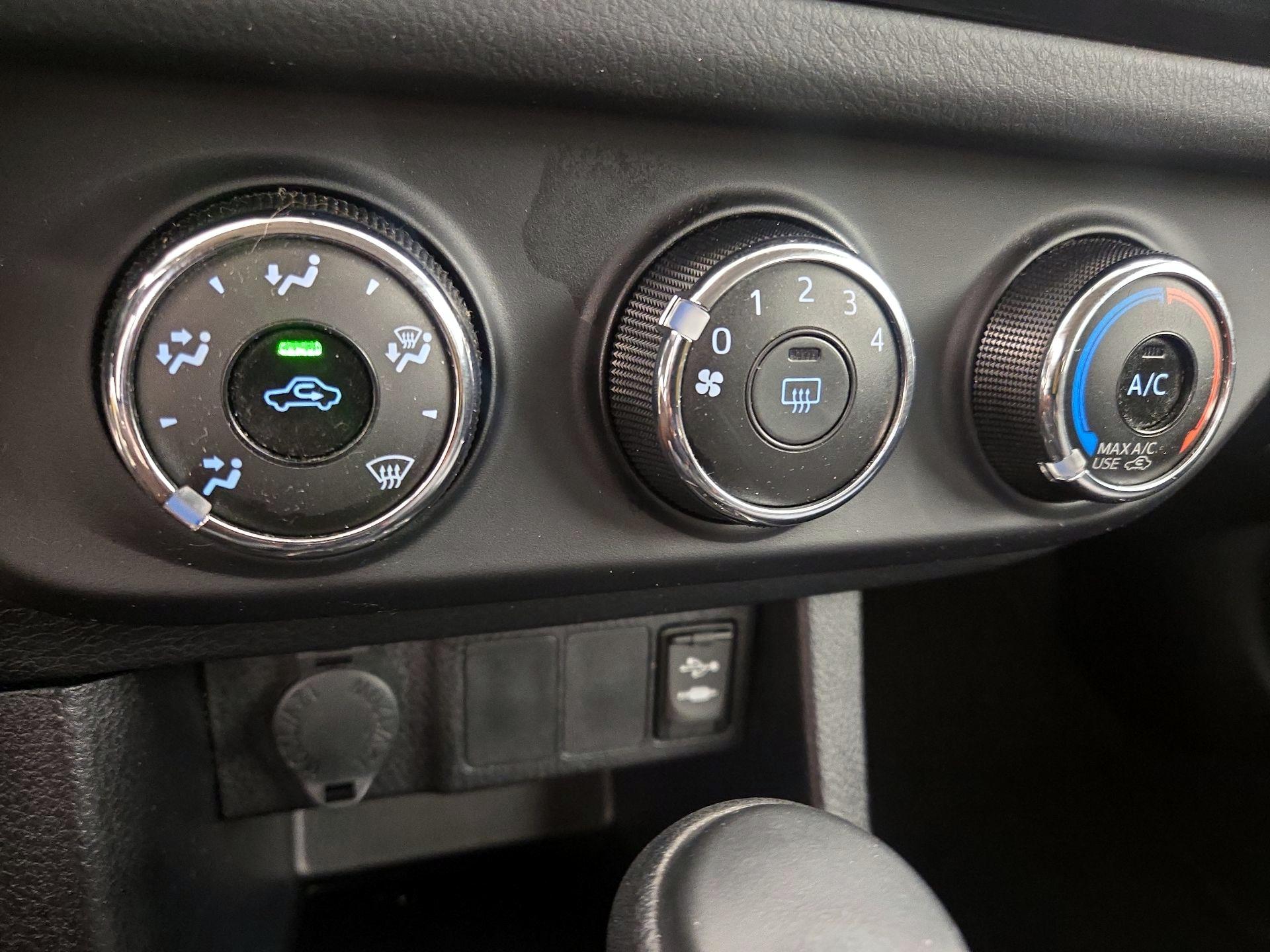 Thumbnail: 2015 Toyota Corolla - 15