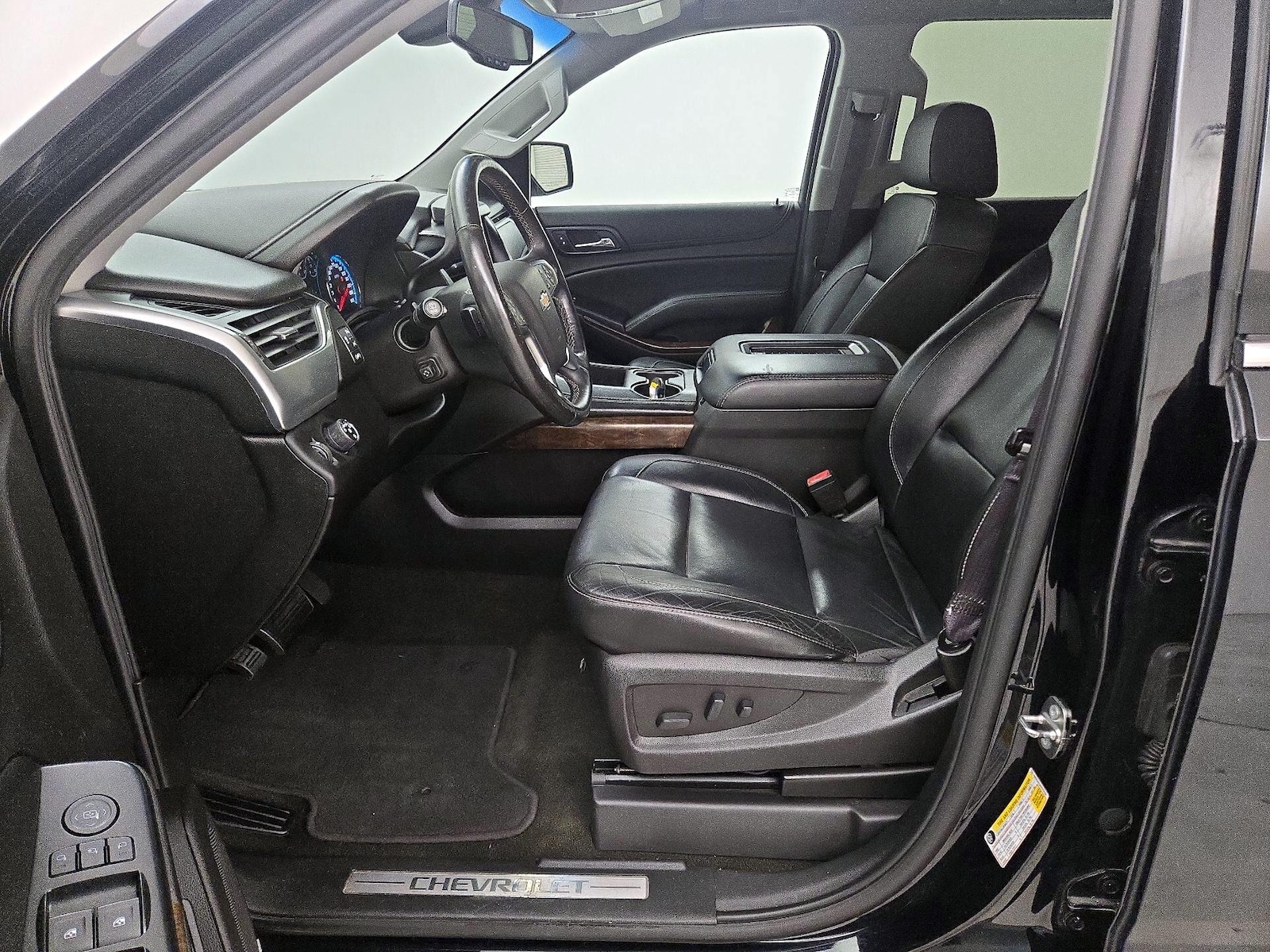2017 Chevrolet Suburban LT - Photo 12