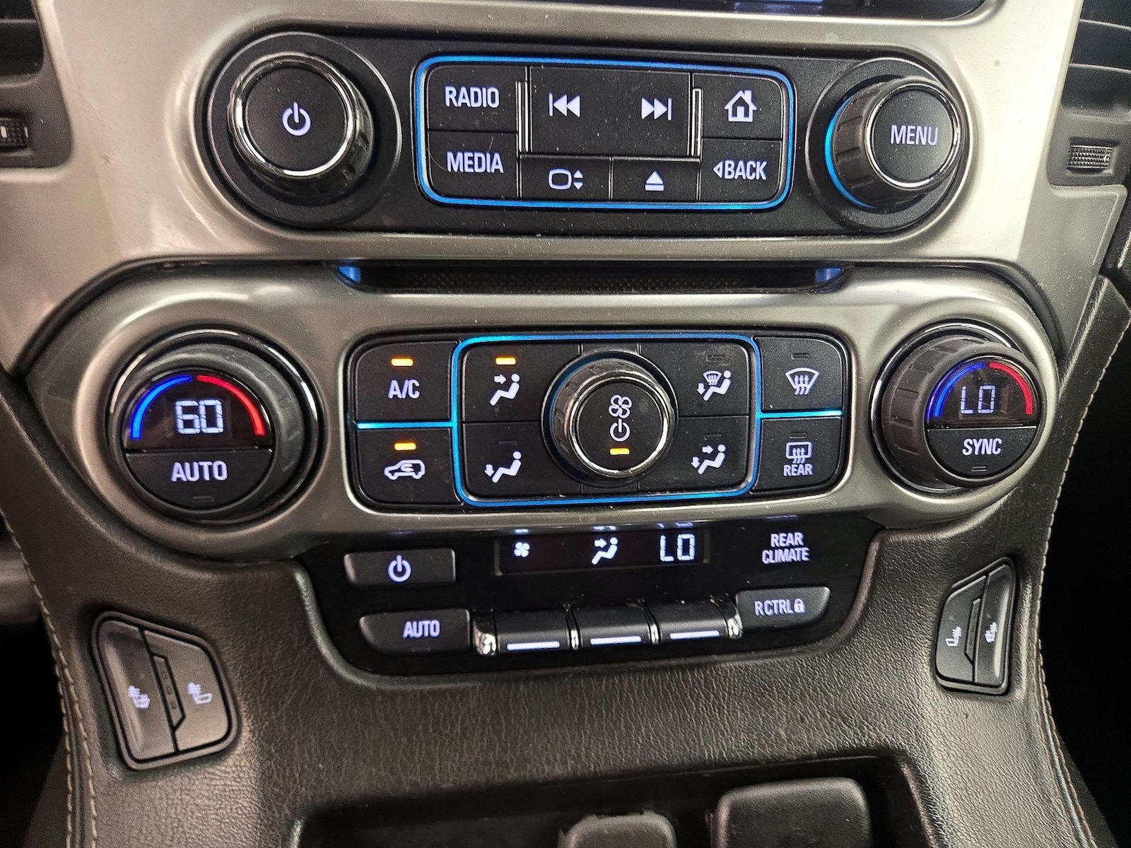 2017 Chevrolet Suburban LT - Photo 18
