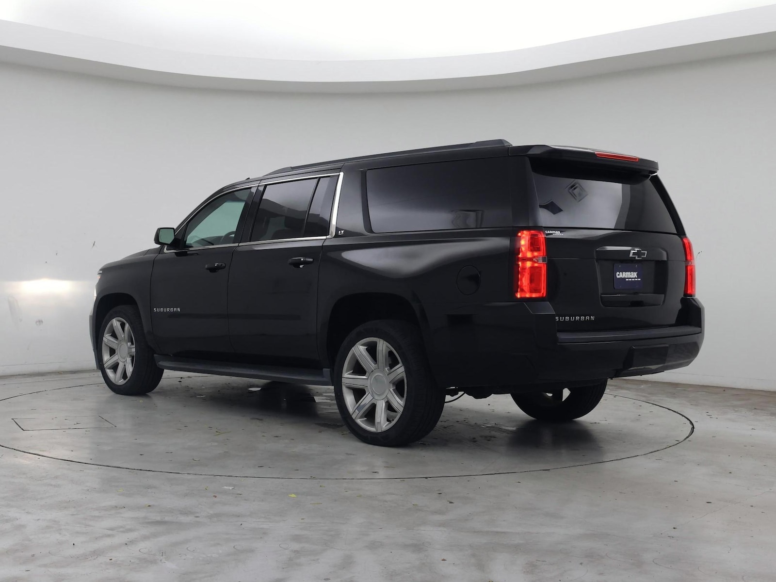 2017 Chevrolet Suburban LT - Photo 3
