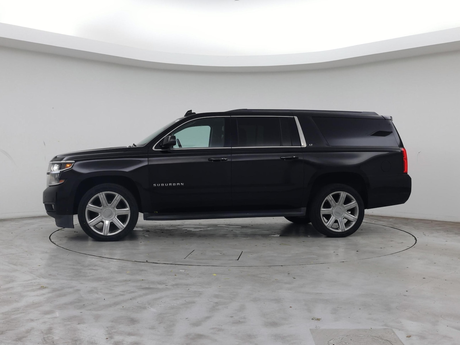 2017 Chevrolet Suburban LT - Photo 4
