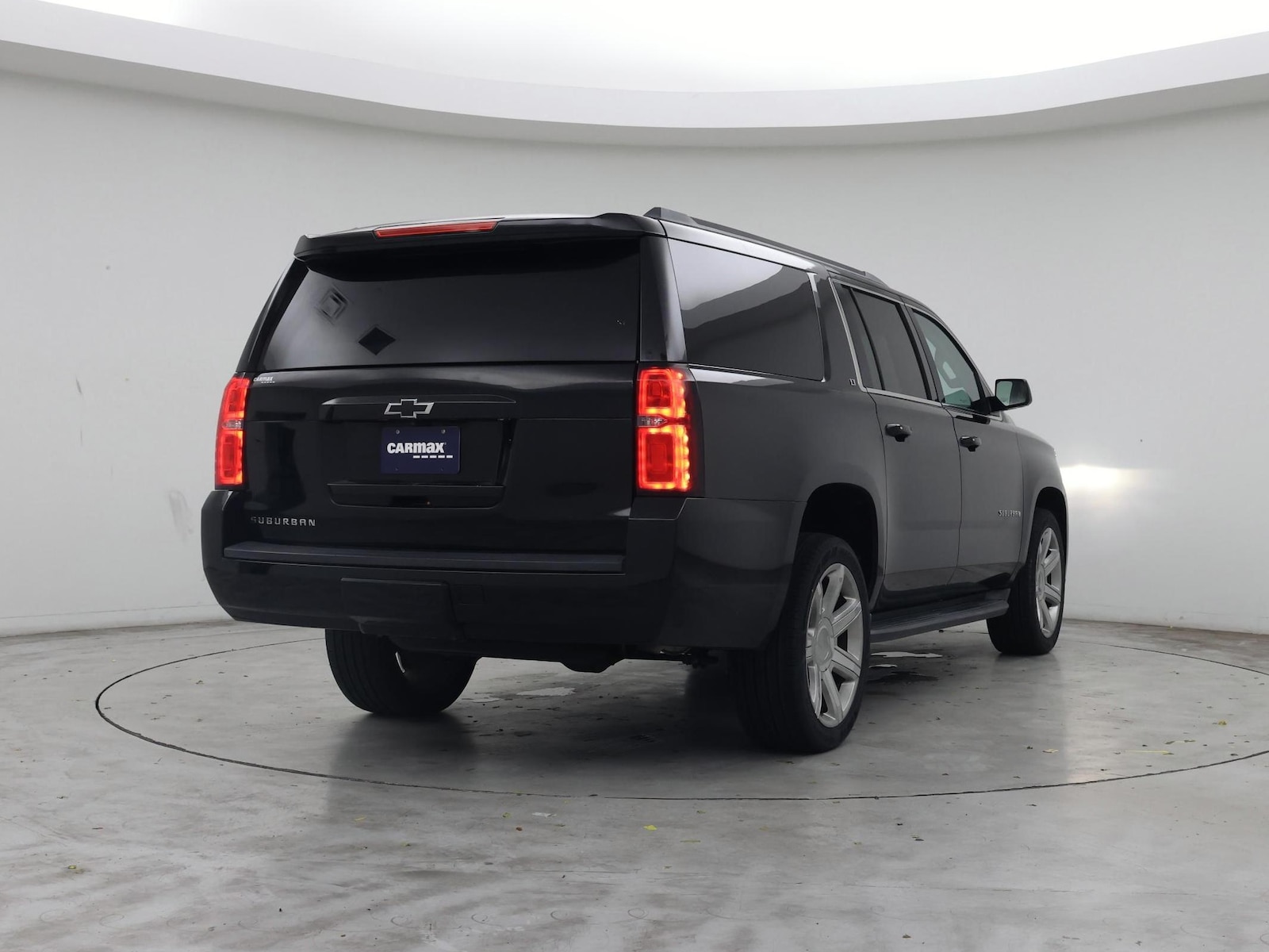 2017 Chevrolet Suburban LT - Photo 9