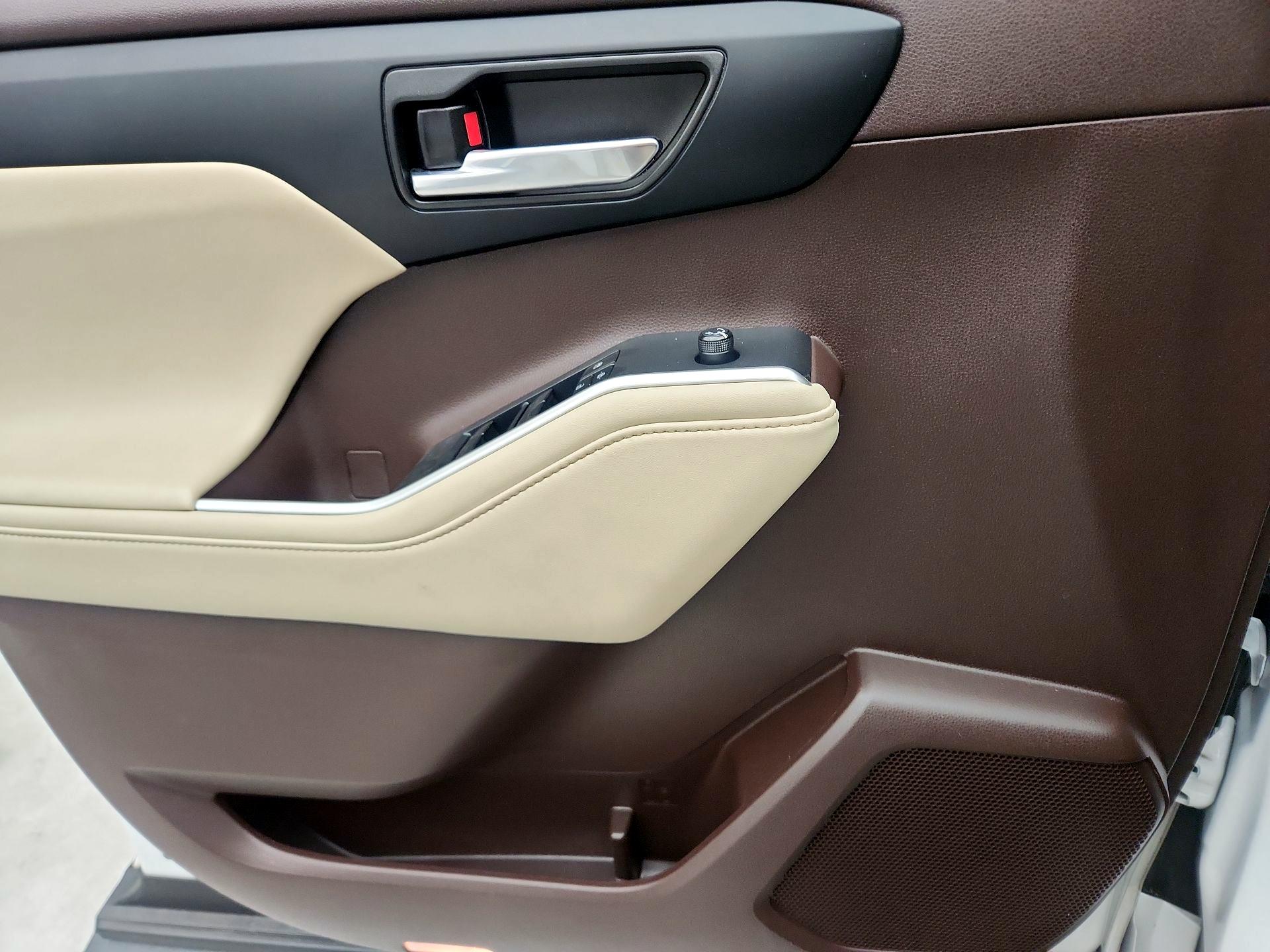 Thumbnail: 2022 Toyota Highlander - 12