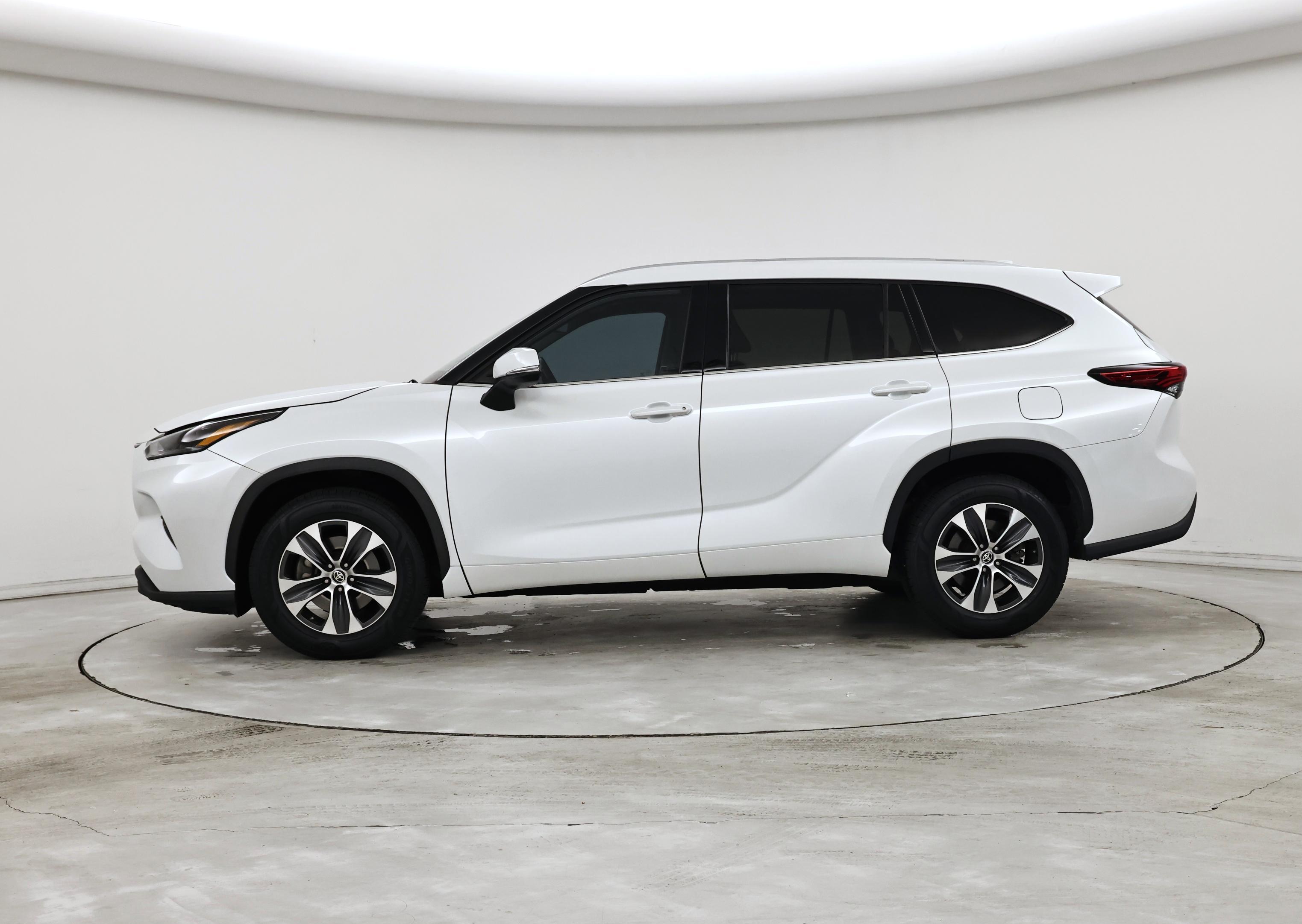 Thumbnail: 2022 Toyota Highlander - 3