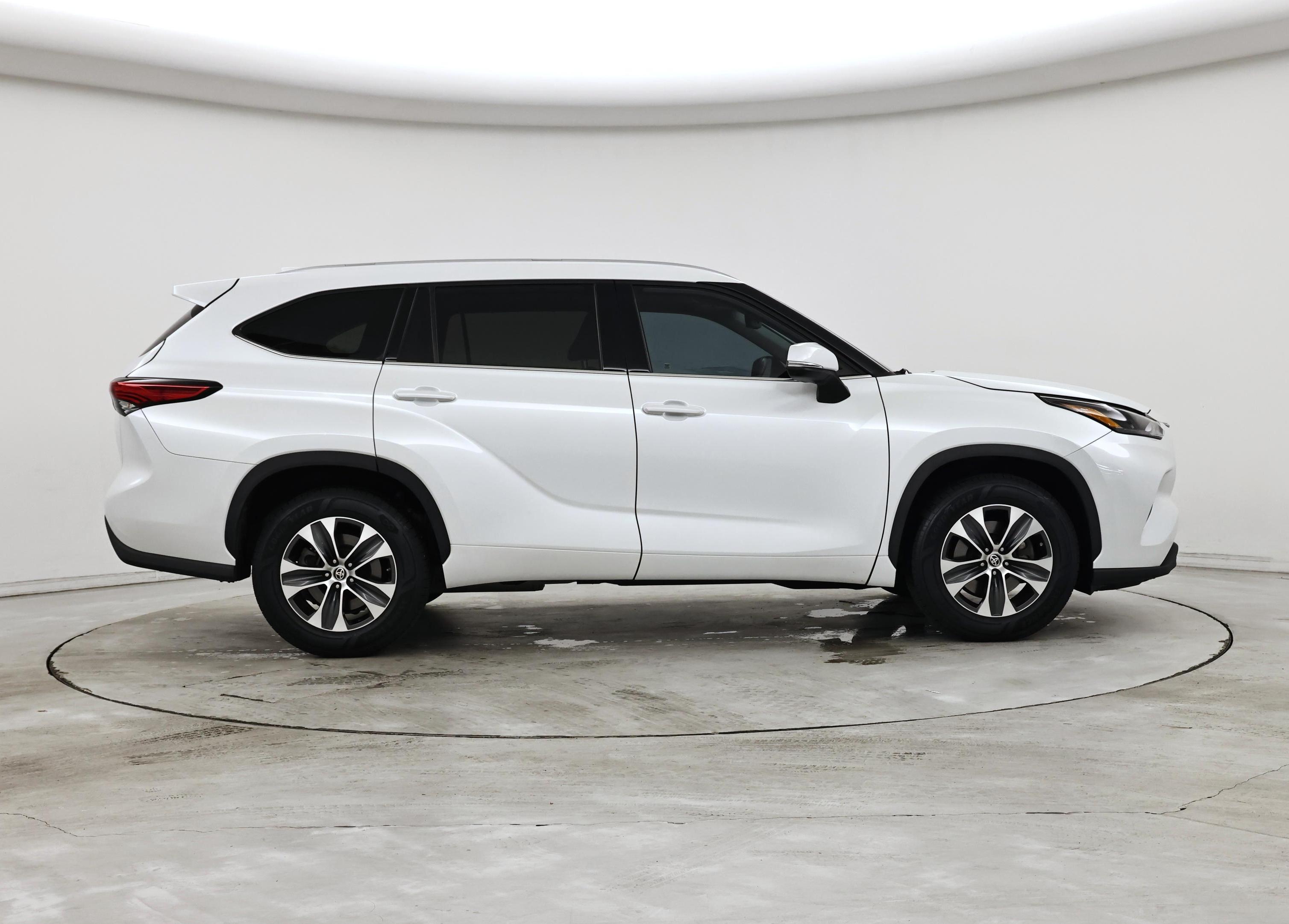 Thumbnail: 2022 Toyota Highlander - 7
