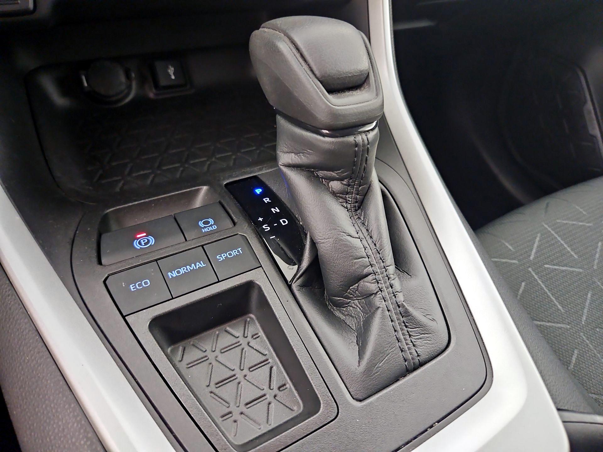 Thumbnail: 2021 Toyota RAV4 - 17