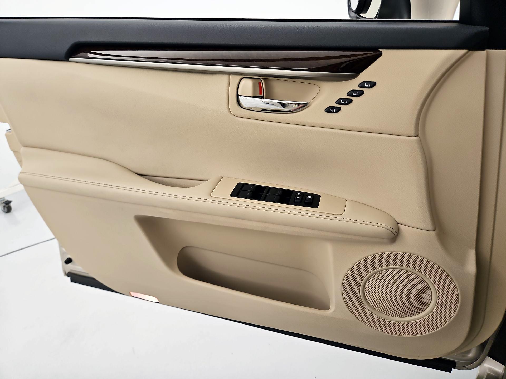 Thumbnail: 2015 Lexus ES - 12