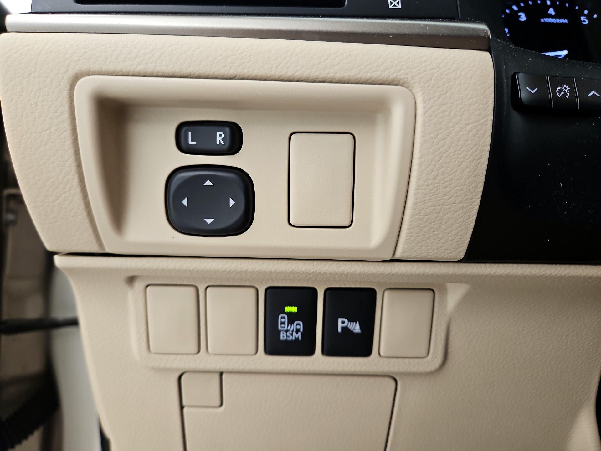 Thumbnail: 2015 Lexus ES - 13