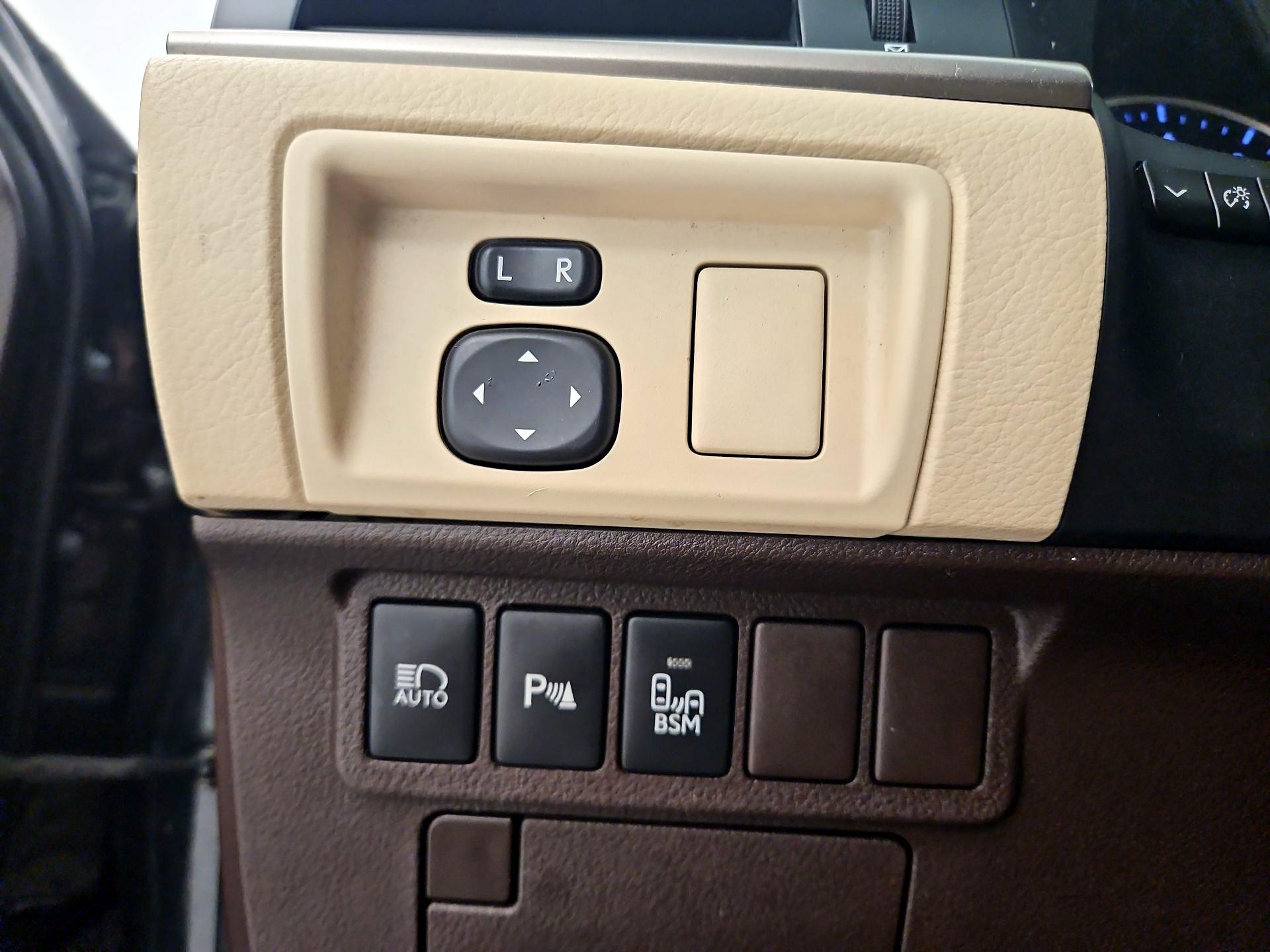 Thumbnail: 2017 Lexus ES - 13