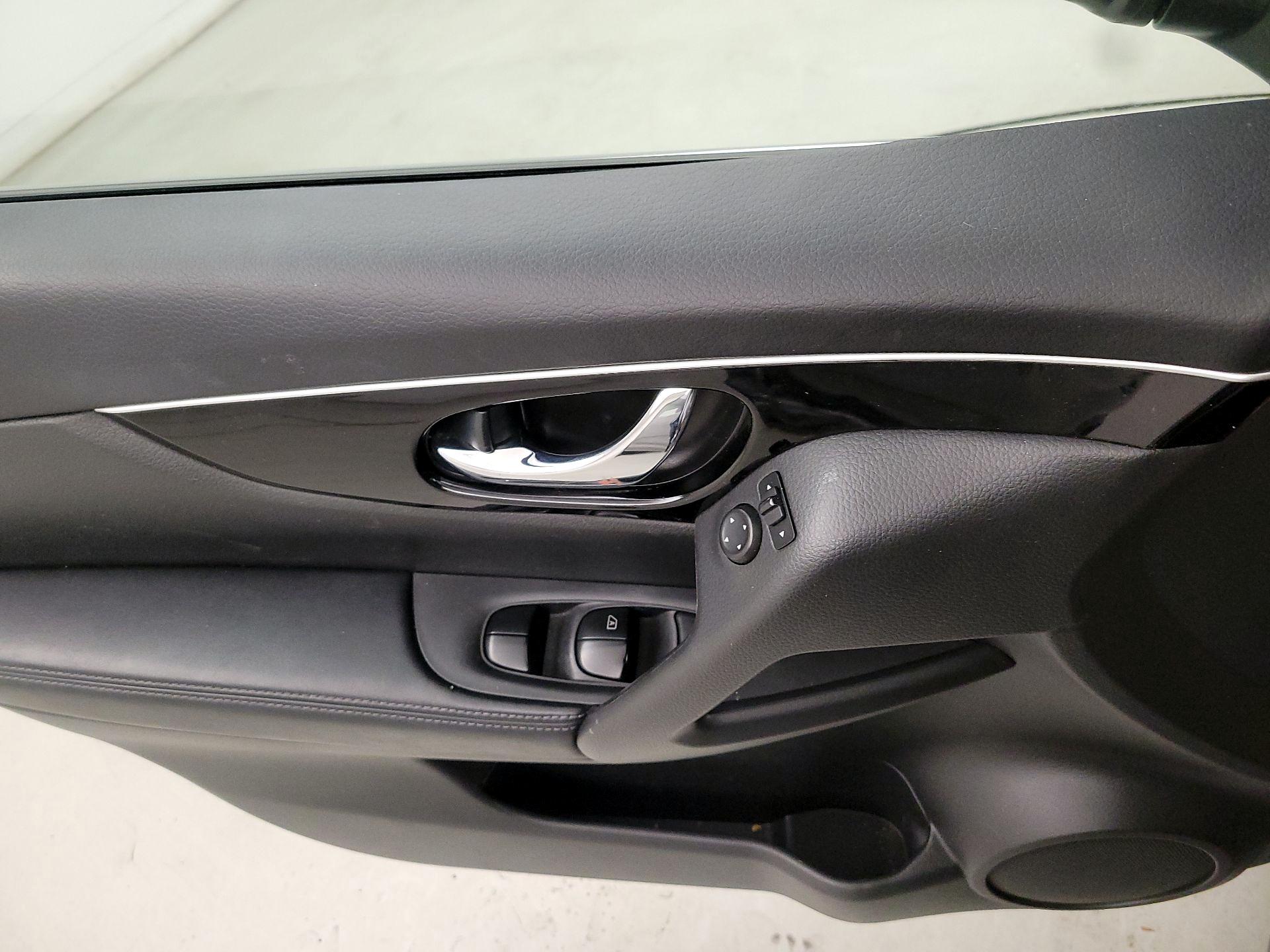 Thumbnail: 2018 Nissan Rogue Sport - 12